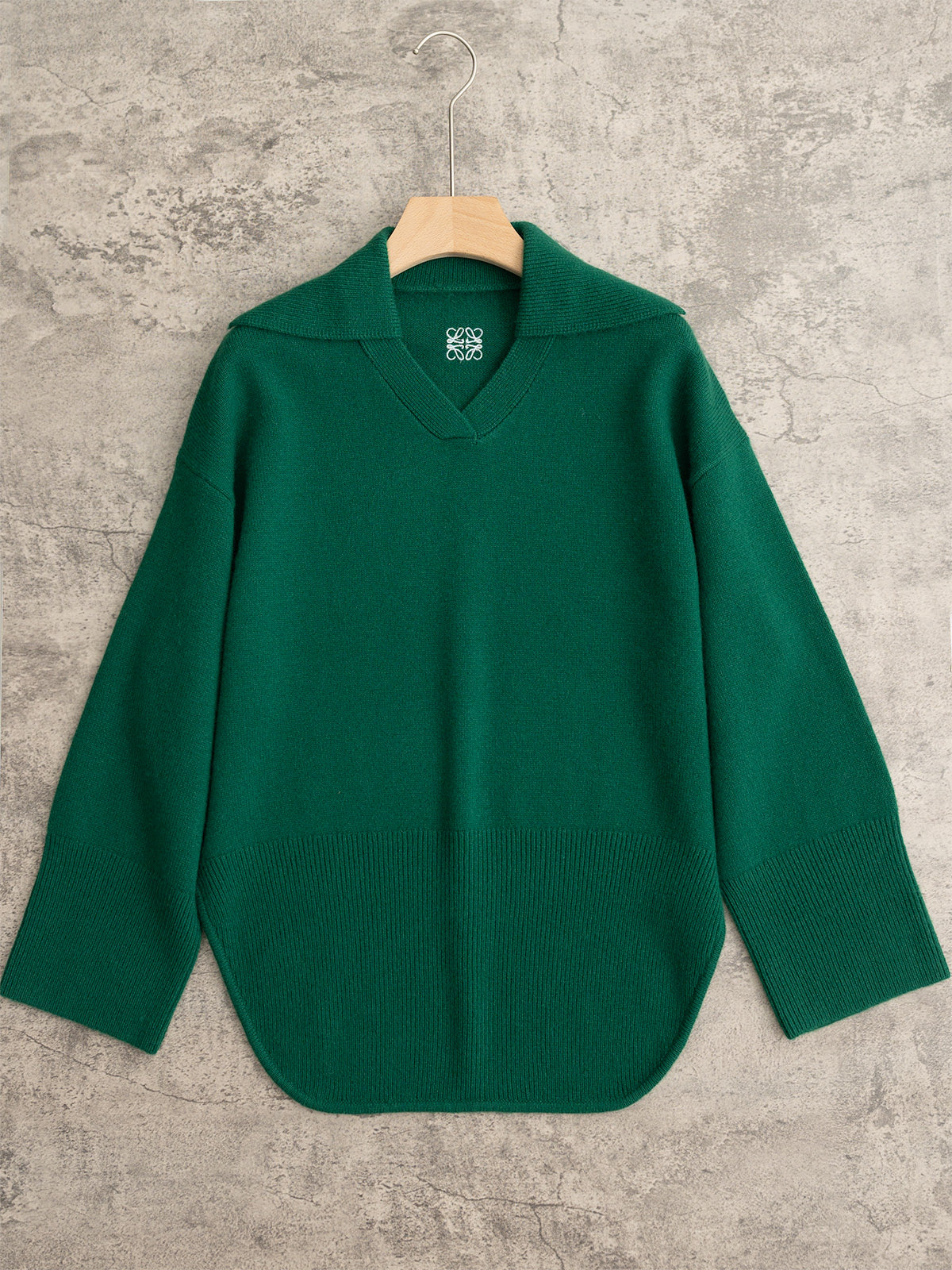 NO:686488,Loewe 26 early spring new model, lapel V-neck knitted long sleeves, long front and short back design, arc hem shape, machine embroidered brand logo on the back collar, cashmere wool blended yarn, four-color SML,,loewe,19860909Loewe 26早春新款 翻领V领针织长袖,前长后短设计,圆弧下脚造型,后领中机绣品牌标志logo,羊绒羊毛混纺纱线,四色SML,,loewe,,Women's clothing