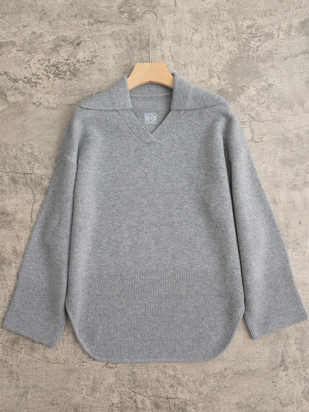 NO:686484,Loewe 26 early spring new model, lapel V-neck knitted long sleeves, long front and short back design, arc hem shape, machine embroidered brand logo on the back collar, cashmere wool blended yarn, four-color SML,,loewe,19860909Loewe 26早春新款 翻领V领针织长袖,前长后短设计,圆弧下脚造型,后领中机绣品牌标志logo,羊绒羊毛混纺纱线,四色SML,,loewe,,Women's clothing