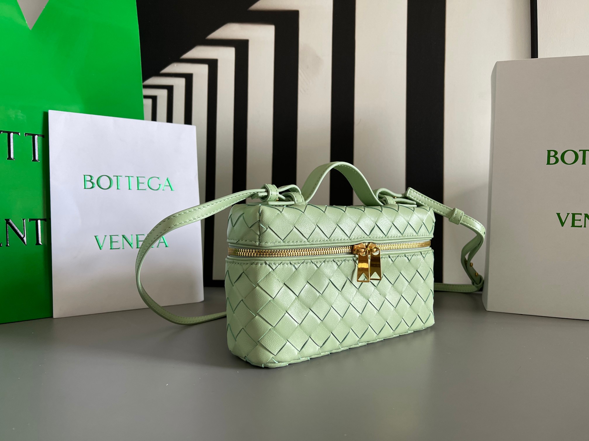 Gucci BV新款 Vanity Case 绳带化妆包 789109 采用品牌最 的牛皮编织