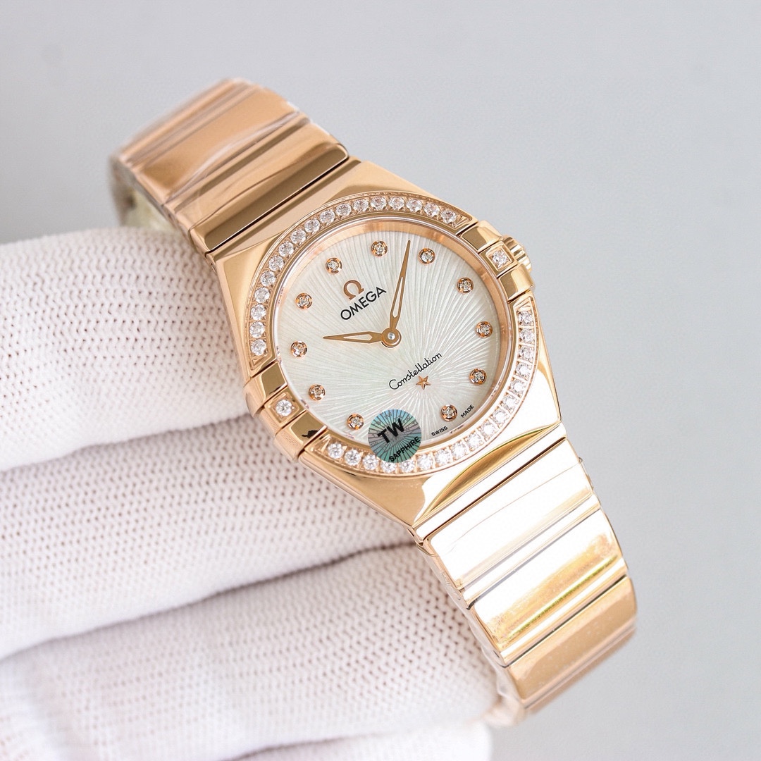 NO:821972,A complete set of polished upgraded version of the shell and steel belt!  !  TW factory Omega women's Constellation series 28mm quartz watch, every part is an original one-to-one mold. 1. For the first time in the history of imitation watches, it is equipped with an imported Swiss movement. 2. All parts of the quartz Constellation can be interoperated with the original version!  3. The buckle of the watch strap adopts a micro-adjustable butterfly buckle, which can be fine-tuned in length. 4. The handle of the watch case adopts an internal hexagonal screw-in handle, which has better waterproof performance!  The ear position of the 5 shell is processed by wire cutting and slow wire cutting. Slow work produces fine work!  6. The mirror glass is electroplated with air double-sided colorless anti-reflection coating, which is fully transparent. 7. The text pattern, logo, five-pointed star and diamond inlay method are the same as the original, and the details are exquisite!  Produced by TW, you deserve it!  ,,omega19860909全套壳套钢带抛光升级版！！ TW厂欧米茄女款星座系列28mm石英腕表 ,每个零件都是原装一比一开模. 1仿表史上首次搭载进口瑞士机芯 2石英星座所有散件均可同原版互用 ！ 3表带扣子采用微调蝴蝶扣,可微调长短. 4表壳把管采用内六角旋入式把管,防水性能更佳！ 5壳的耳位经过线切割慢走丝加工而出,慢工出细活！ 6镜面玻璃电镀air双面无色增透膜,通透十足 7字面纹路.logo.五角星及钻的镶嵌手法按原版来,细节讲究！ TW出品,你值得拥有！,,omega,Watch