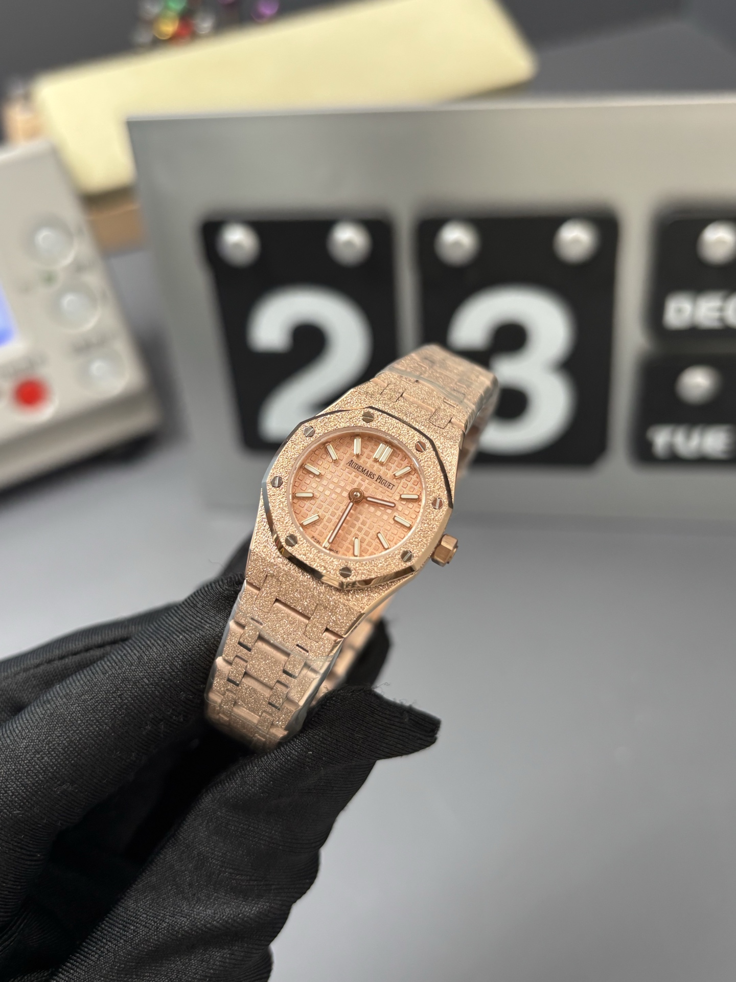 NO:947339,White, rose gold, all available. Small and majestic, Royal Oak Mini 23mm, a legendary rebirth in 1997. Who knows the pain of picking up a watch on a thin wrist!  Until I encountered the ultra-thin watch body of the Audemars Piguet Royal Oak Mini 23mm.6.6mm, it was so light that I almost forgot to wear the watch; the frost gold craftsmanship of 18K gold is not exaggeratedly bright, but has a fine, high-end sparkle, which is so beautiful under the light that I am speechless.  The small plaid dial, fluorescent three-dimensional time scale, can be read clearly in the dark. The quartz movement imported from Switzerland is worry-free and accurate, and is 50 meters waterproof for daily use. It can be held for commuting, dates and dinners. Stacking the bracelets will not cause trouble, and wearing them alone is a low-key nobility. 23mm is perfect for contemporary girls, unobtrusive, but stunning enough.,,audemars,bracelet19860909白 玫 金 全部到货 小巧亦磅礴,Royal Oak Mini 23mm,1997的传奇新生. 谁懂细手腕挑表的痛！直到遇上爱彼皇家橡树Mini 23mm.6.6mm的超薄表身,上手轻到几乎忘了戴表；18K金的霜金工艺,不是浮夸的亮,而是细碎的、高级的闪,灯光下美到失语. 小格纹表盘,荧光立体时标,暗处读时也清晰.Ca瑞士进口石英机芯,省心精准,日常50米防水,通勤约会晚宴全hold住.叠戴手镯不打架,单戴就是低调的贵气. 23mm是属于当代女生的圆满,不张扬,却足够惊艳.,,audemars,bracelet,Watch