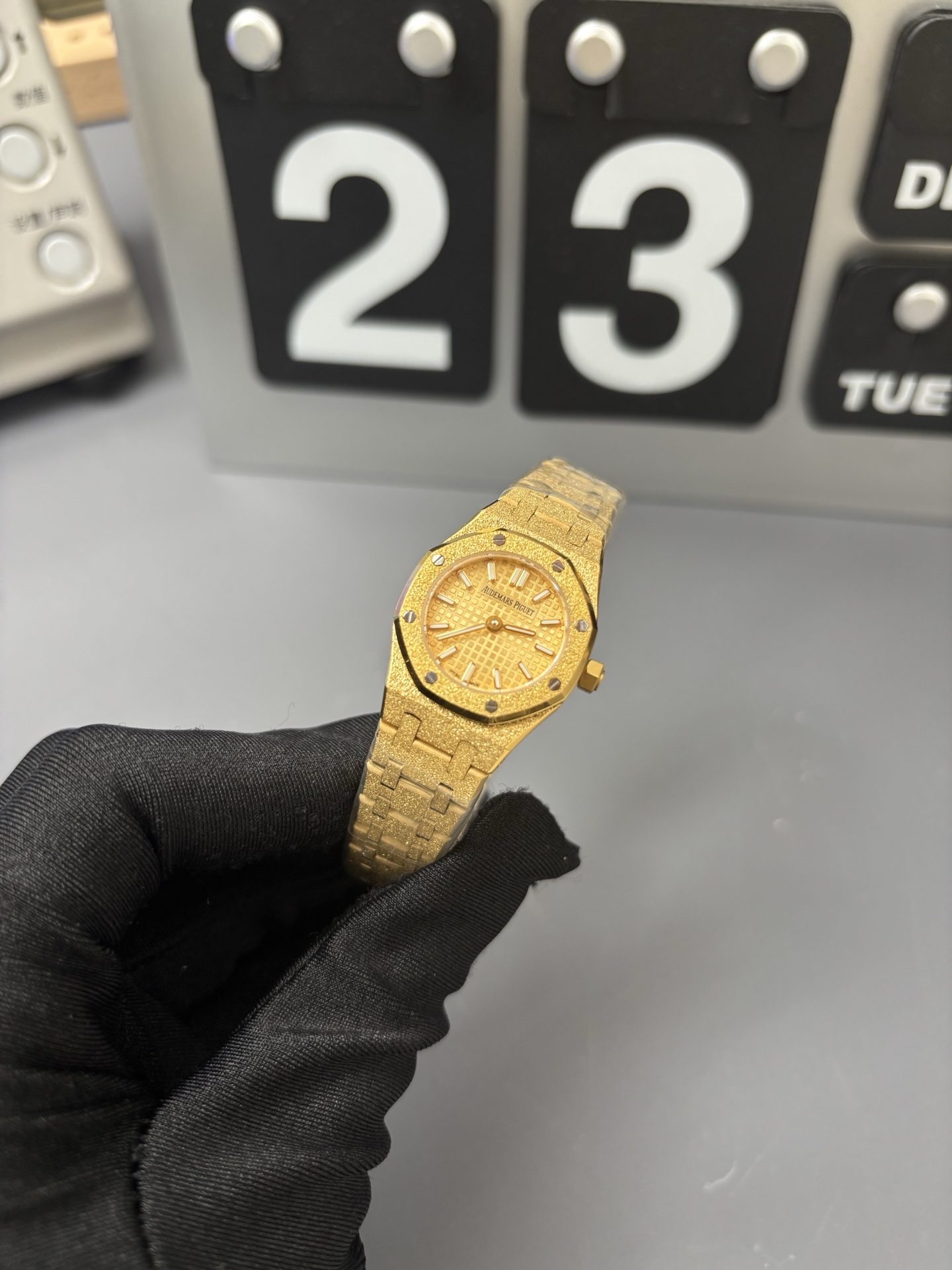 NO:946495,Compact yet majestic, Royal Oak Mini 23mm, a legendary rebirth in 1997. Who knows the pain of picking a watch on a thin wrist!  Until I encountered the ultra-thin watch body of the Audemars Piguet Royal Oak Mini 23mm.6.6mm, it was so light that I almost forgot to wear the watch; the frost gold craftsmanship of 18K gold is not exaggeratedly bright, but has a fine, high-end sparkle, which is so beautiful under the light that I am speechless.  The small plaid dial, fluorescent three-dimensional time scale, can be read clearly in the dark. The quartz movement imported from Switzerland is worry-free and accurate, and is 50 meters waterproof for daily use. It can be held for commuting, dates and dinners. Stacking the bracelets will not cause trouble, and wearing them alone is a low-key nobility. 23mm is perfect for contemporary girls, unobtrusive, but stunning enough.,,audemars,bracelet19860909小巧亦磅礴,Royal Oak Mini 23mm,1997的传奇新生. 谁懂细手腕挑表的痛！直到遇上爱彼皇家橡树Mini 23mm.6.6mm的超薄表身,上手轻到几乎忘了戴表；18K金的霜金工艺,不是浮夸的亮,而是细碎的、高级的闪,灯光下美到失语. 小格纹表盘,荧光立体时标,暗处读时也清晰.Ca瑞士进口石英机芯,省心精准,日常50米防水,通勤约会晚宴全hold住.叠戴手镯不打架,单戴就是低调的贵气. 23mm是属于当代女生的圆满,不张扬,却足够惊艳.,,audemars,bracelet,Watch