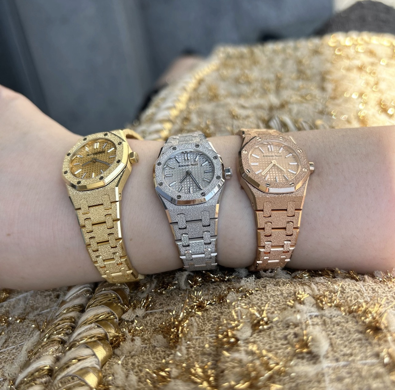 NO:755031,The highest version A Audemars Piguet, small and majestic Royal Oak Mini 23mm, the legendary rebirth in 1997. Who knows the pain of picking up a watch on a thin wrist!  Until I encountered the ultra-thin watch body of the Audemars Piguet Royal Oak Mini 23mm.6.6mm, it was so light that I almost forgot to wear the watch; the frost gold craftsmanship of 18K gold is not exaggeratedly bright, but has a fine, high-end sparkle, which is so beautiful under the light that I am speechless.  The small plaid dial, fluorescent three-dimensional time scale, can be read clearly in the dark. The quartz movement imported from Switzerland is worry-free and accurate, and is 50 meters waterproof for daily use. It can be used for commuting, dates and dinners. Stacking the bracelets will not cause trouble, and wearing them alone is a low-key nobility. 23mm is perfect for contemporary girls, unobtrusive, but stunning enough.,,audemars,bracelet19860909最高版本 A爱彼 小巧亦磅礴 Royal Oak Mini 23mm,1997的传奇新生. 谁懂细手腕挑表的痛！直到遇上爱彼皇家橡树Mini 23mm.6.6mm的超薄表身,上手轻到几乎忘了戴表；18K金的霜金工艺,不是浮夸的亮,而是细碎的、高级的闪,灯光下美到失语. 小格纹表盘,荧光立体时标,暗处读时也清晰.Ca瑞士进口石英机芯,省心精准,日常50米防水,通勤约会晚宴全hold住.叠戴手镯不打架,单戴就是低调的贵气. 23mm是属于当代女生的圆满,不张扬,却足够惊艳.,,audemars,bracelet,Watch