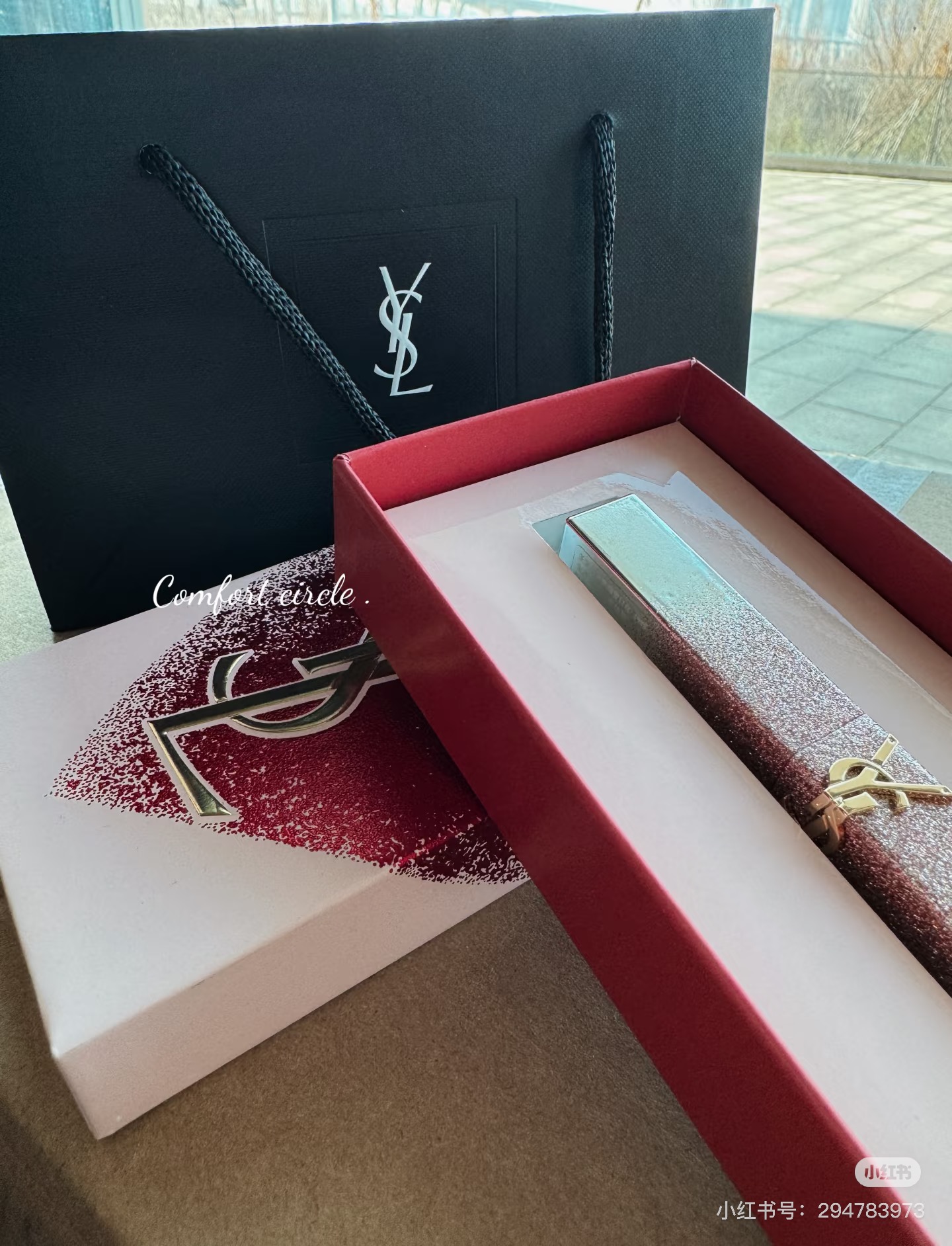 68💰包邮
圣罗兰粉色星辰口红/礼盒装 ➡️配礼袋❗️下单备注：2️⃣色：1936#烟装粉-1988#红棕色。圣罗兰粉色星辰口红限定款