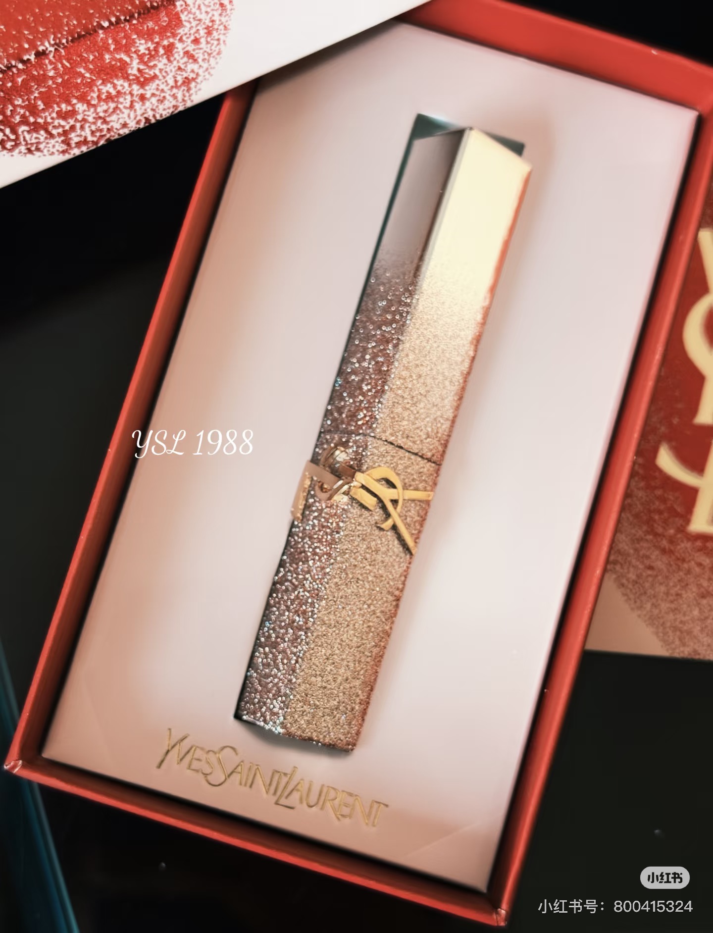 68💰包邮
圣罗兰粉色星辰口红/礼盒装 ➡️配礼袋❗️下单备注：2️⃣色：1936#烟装粉-1988#红棕色。圣罗兰粉色星辰口红限定款