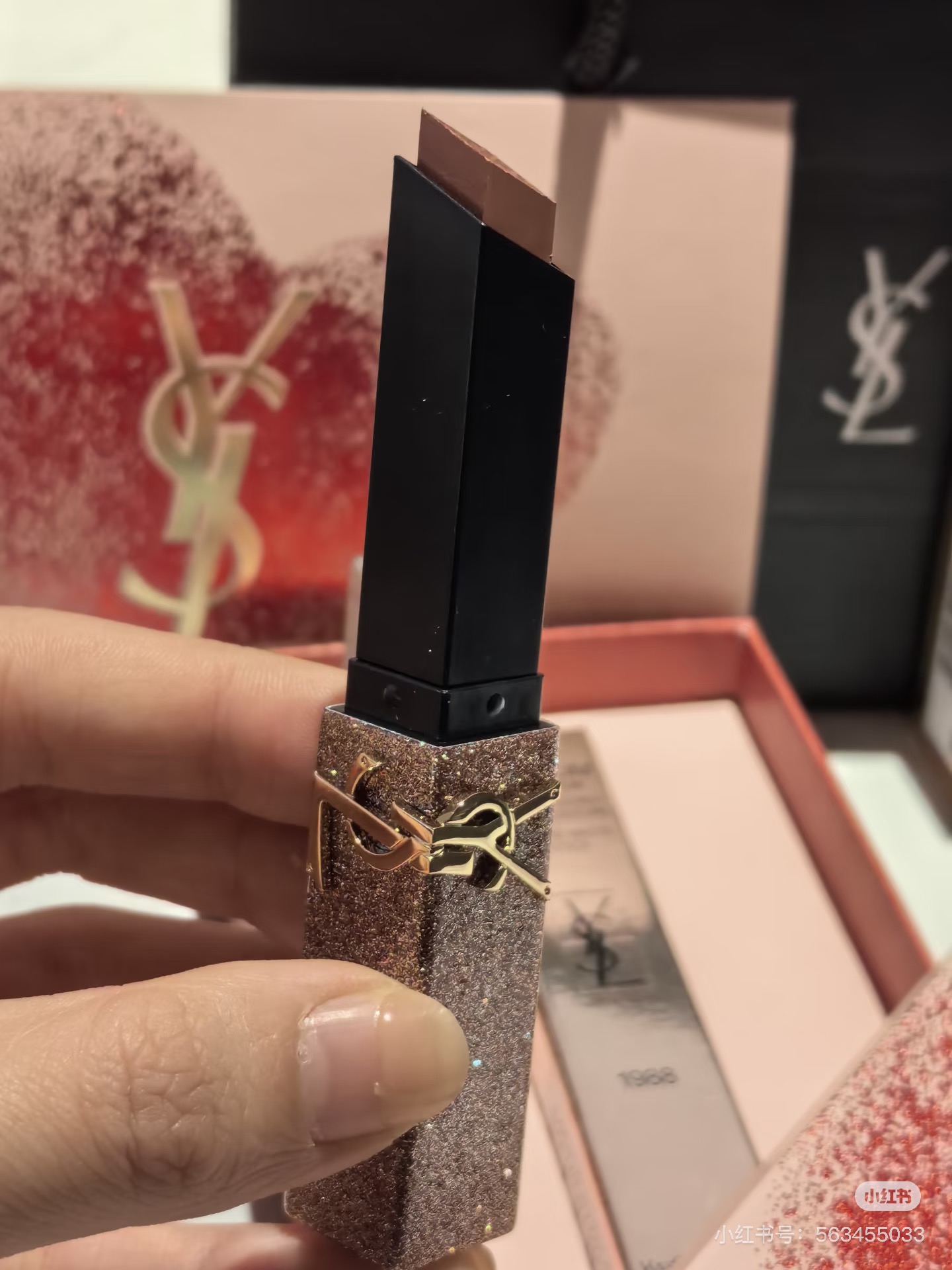 68💰包邮
圣罗兰粉色星辰口红/礼盒装 ➡️配礼袋❗️下单备注：2️⃣色：1936#烟装粉-1988#红棕色。圣罗兰粉色星辰口红限定款