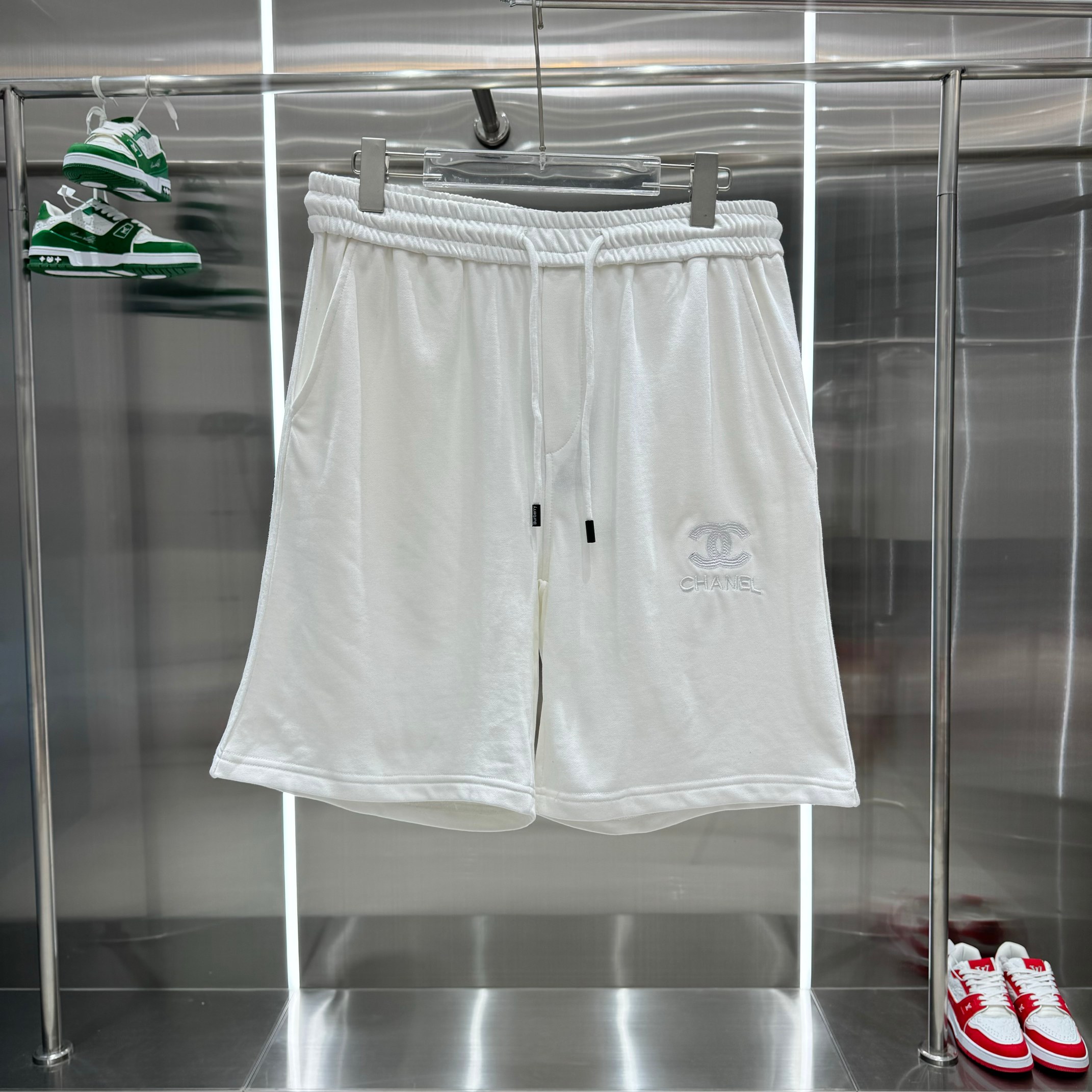 Latest HAN Shorts Chanel 2024s: Comfortable, Gender-Equal White Shorts in Various Sizes - 图片 1