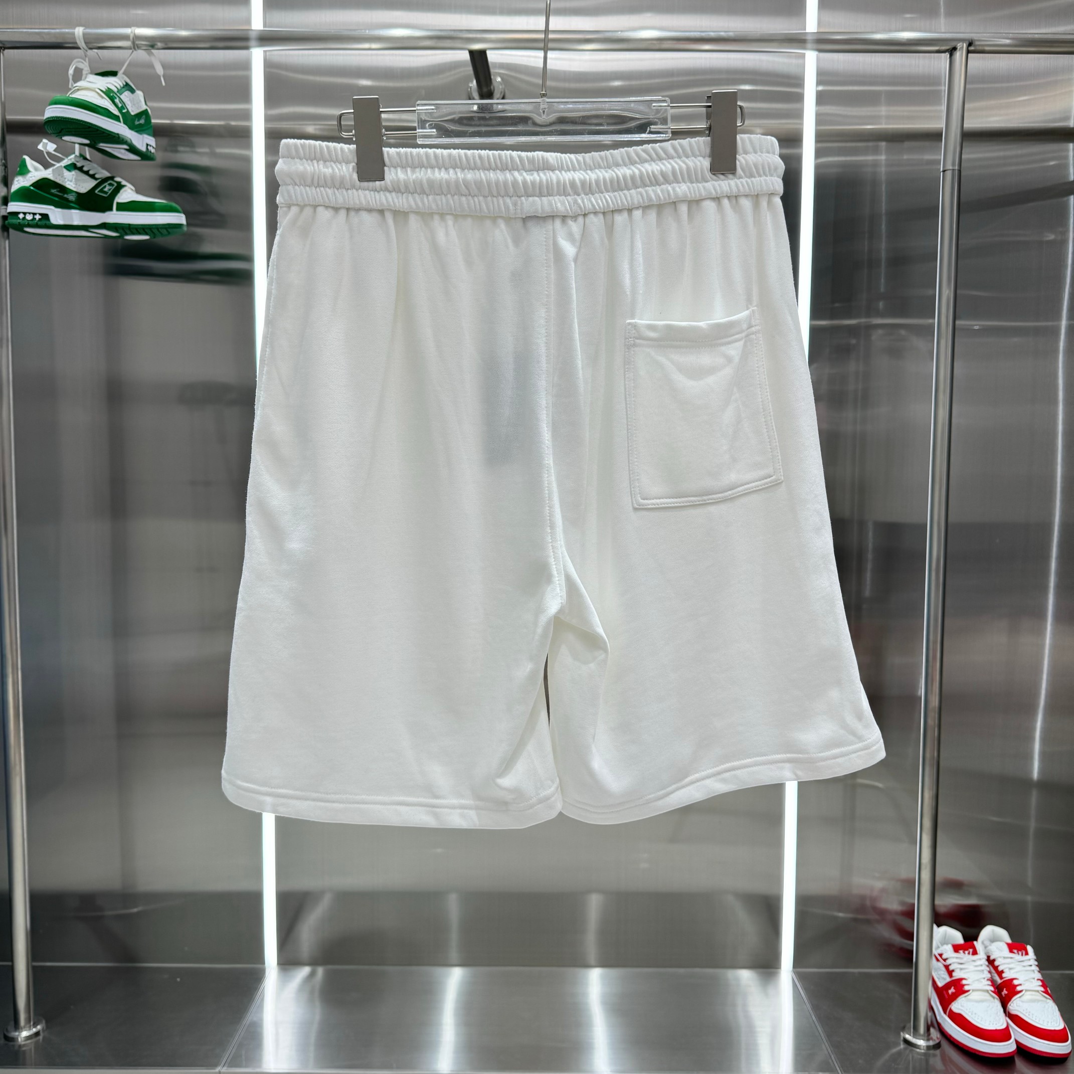 Latest HAN Shorts Chanel 2024s: Comfortable, Gender-Equal White Shorts in Various Sizes - 图片 2