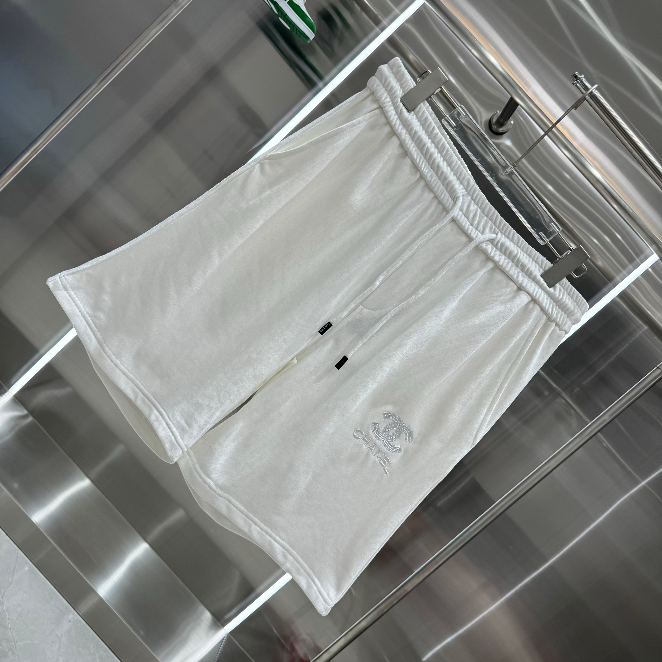 Latest HAN Shorts Chanel 2024s: Comfortable, Gender-Equal White Shorts in Various Sizes - 图片 3
