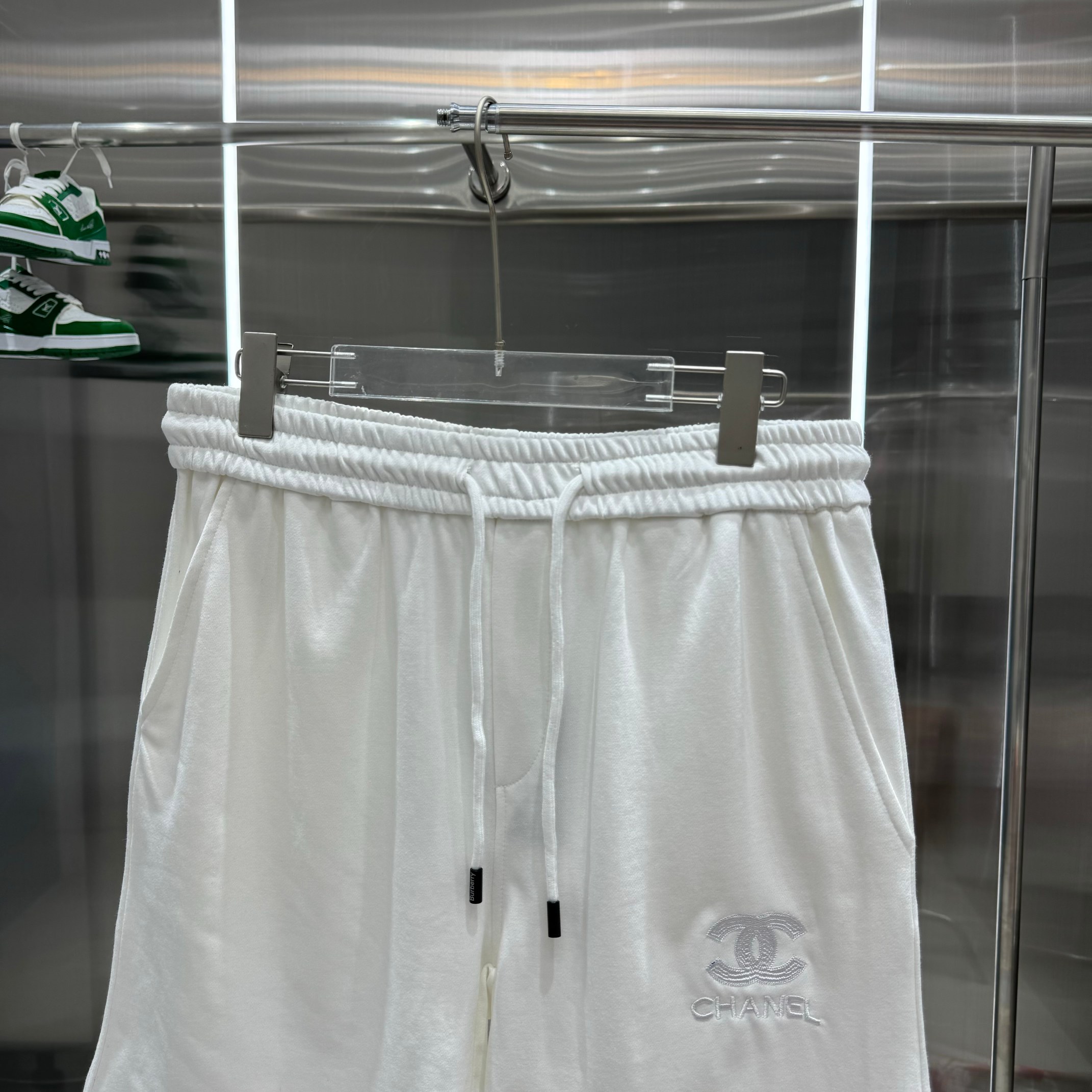 Latest HAN Shorts Chanel 2024s: Comfortable, Gender-Equal White Shorts in Various Sizes - 图片 6