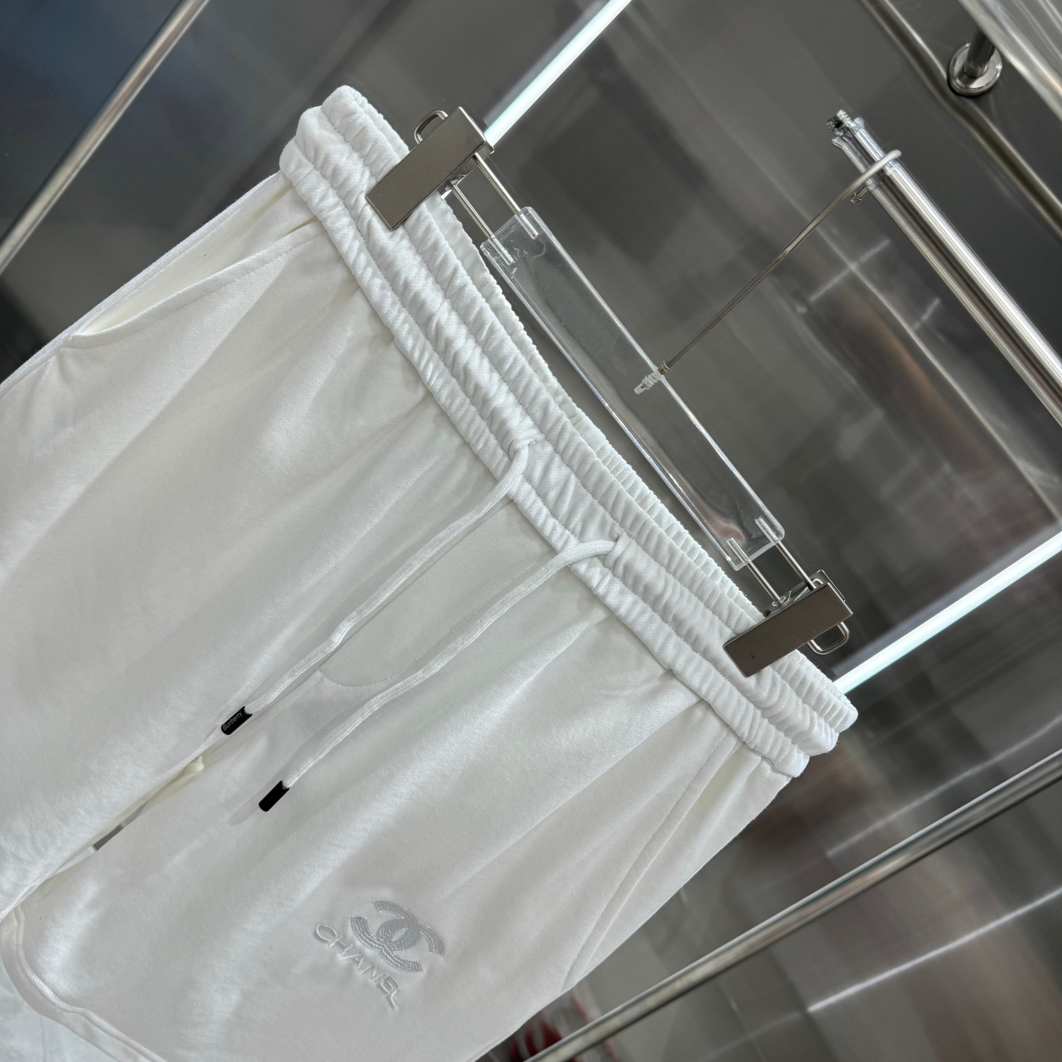 Latest HAN Shorts Chanel 2024s: Comfortable, Gender-Equal White Shorts in Various Sizes - 图片 4