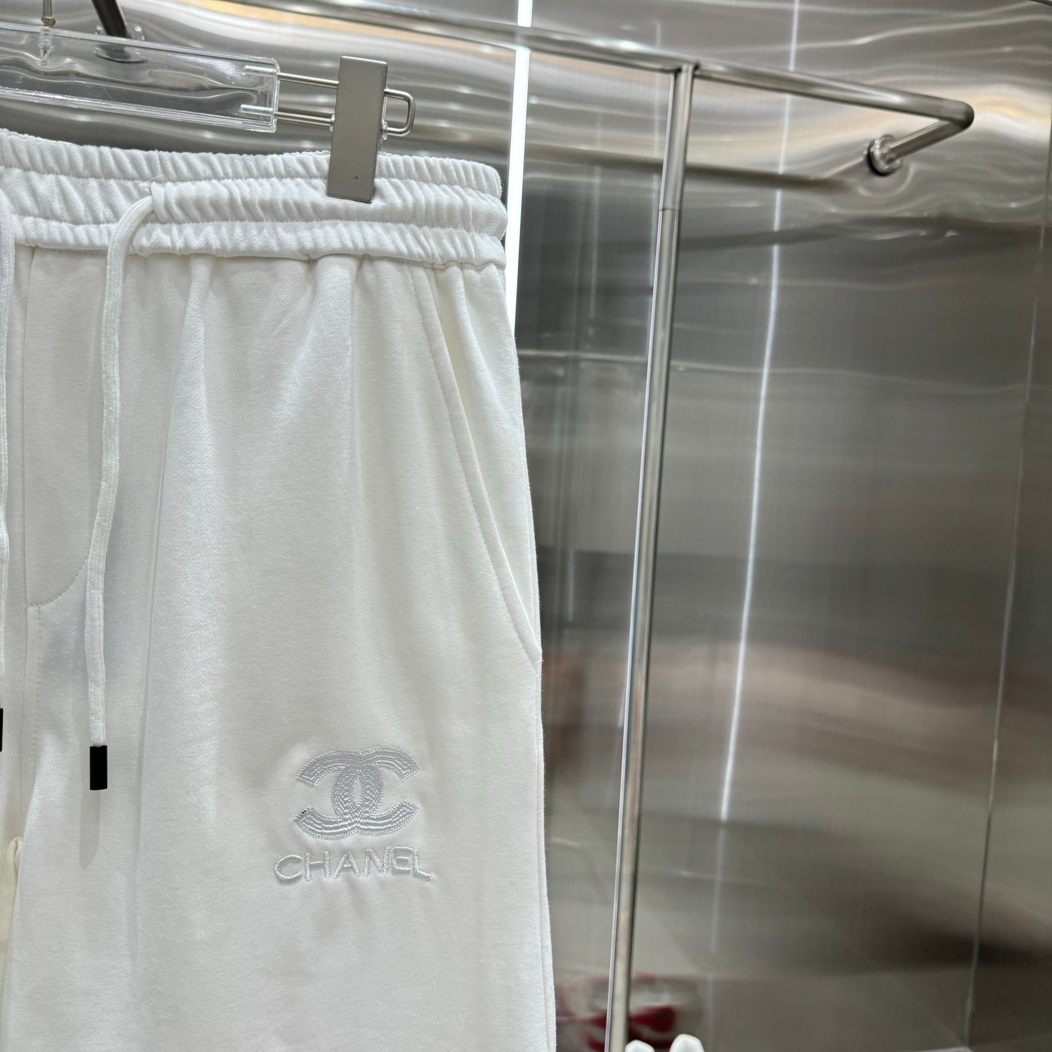 Latest HAN Shorts Chanel 2024s: Comfortable, Gender-Equal White Shorts in Various Sizes - 图片 7