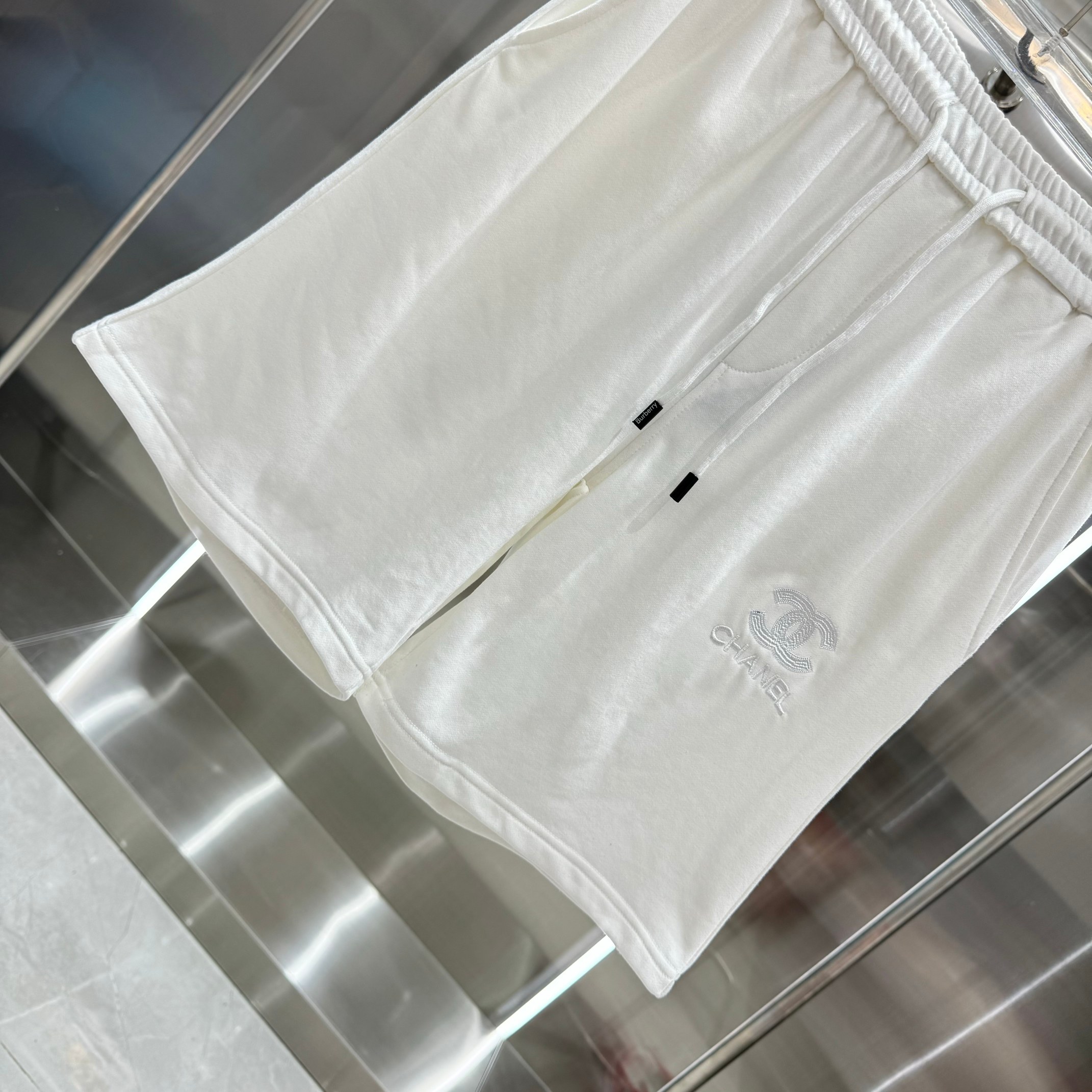 Latest HAN Shorts Chanel 2024s: Comfortable, Gender-Equal White Shorts in Various Sizes - 图片 9