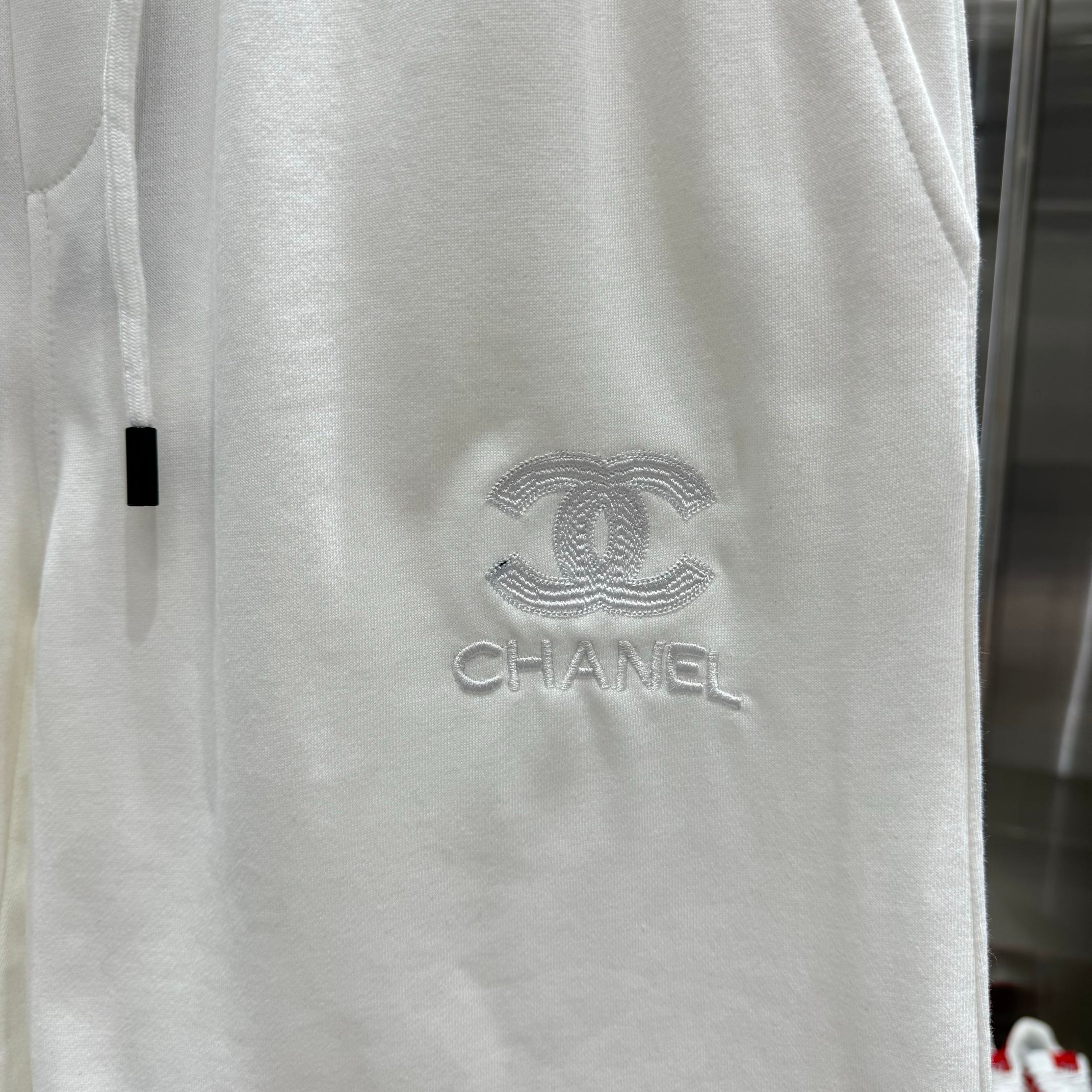 Latest HAN Shorts Chanel 2024s: Comfortable, Gender-Equal White Shorts in Various Sizes - 图片 8