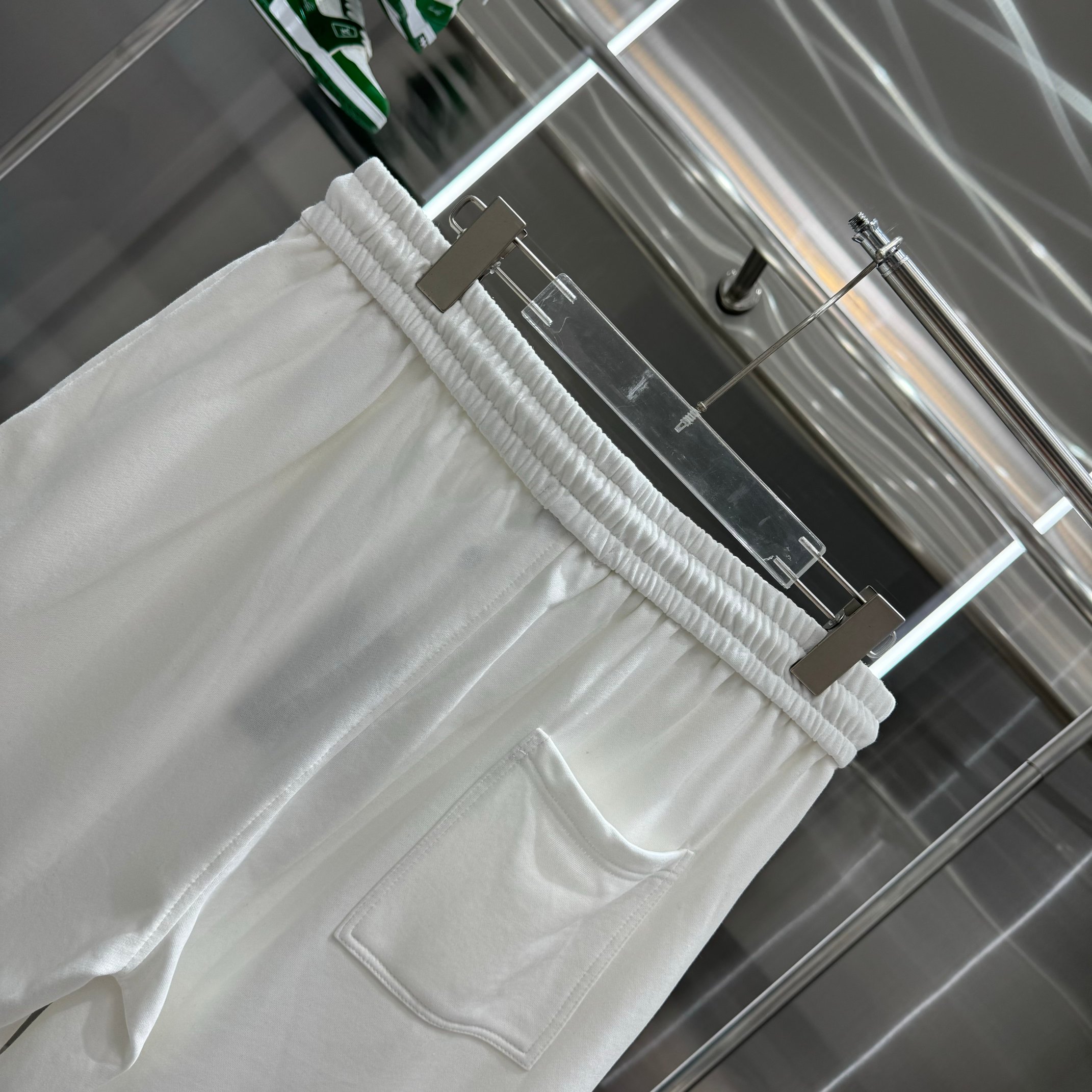 Latest HAN Shorts Chanel 2024s: Comfortable, Gender-Equal White Shorts in Various Sizes - 图片 5