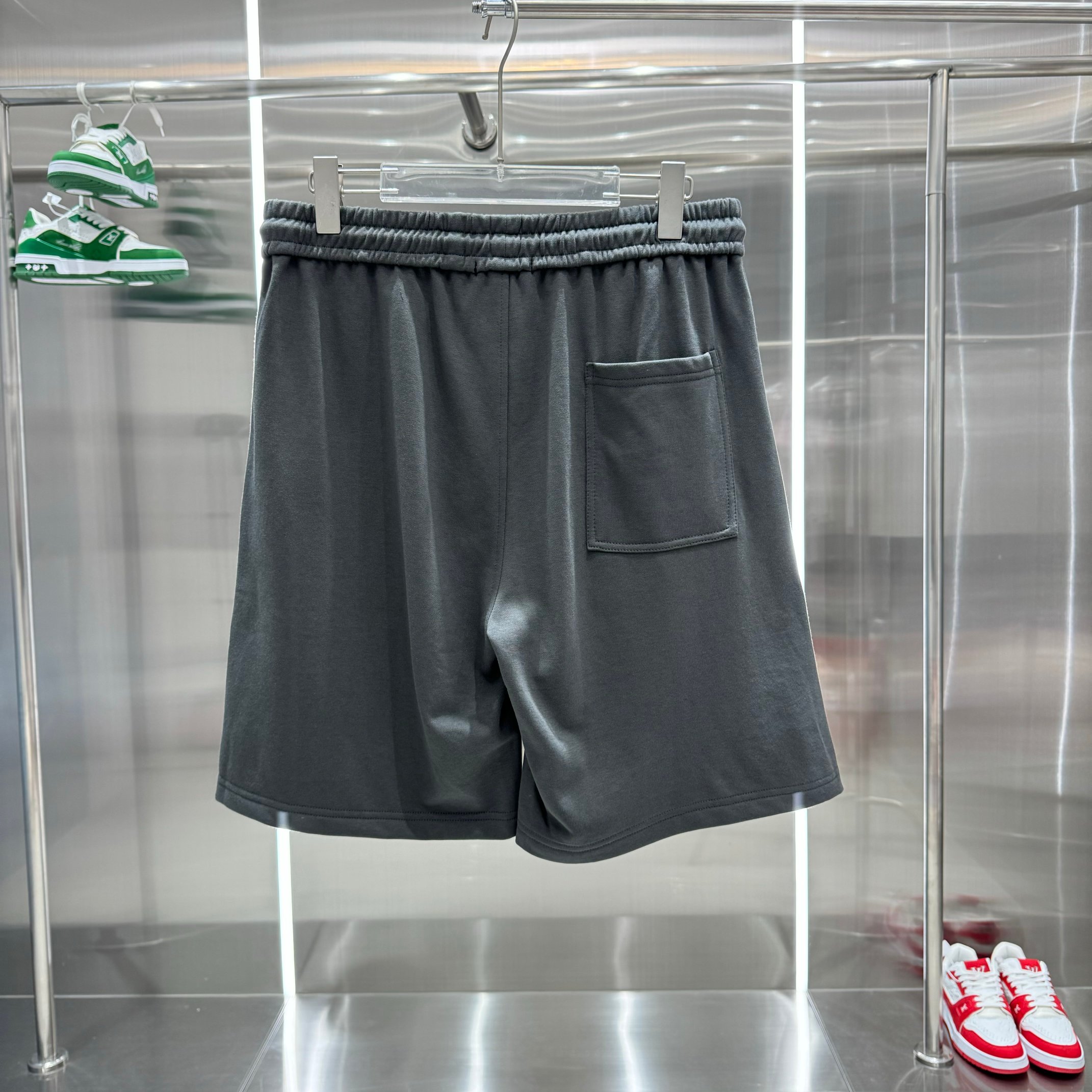 “2024s HAN Shorts Chanel: Comfortable Gender-Equal Grey Shorts in Various Sizes” - 图片 2