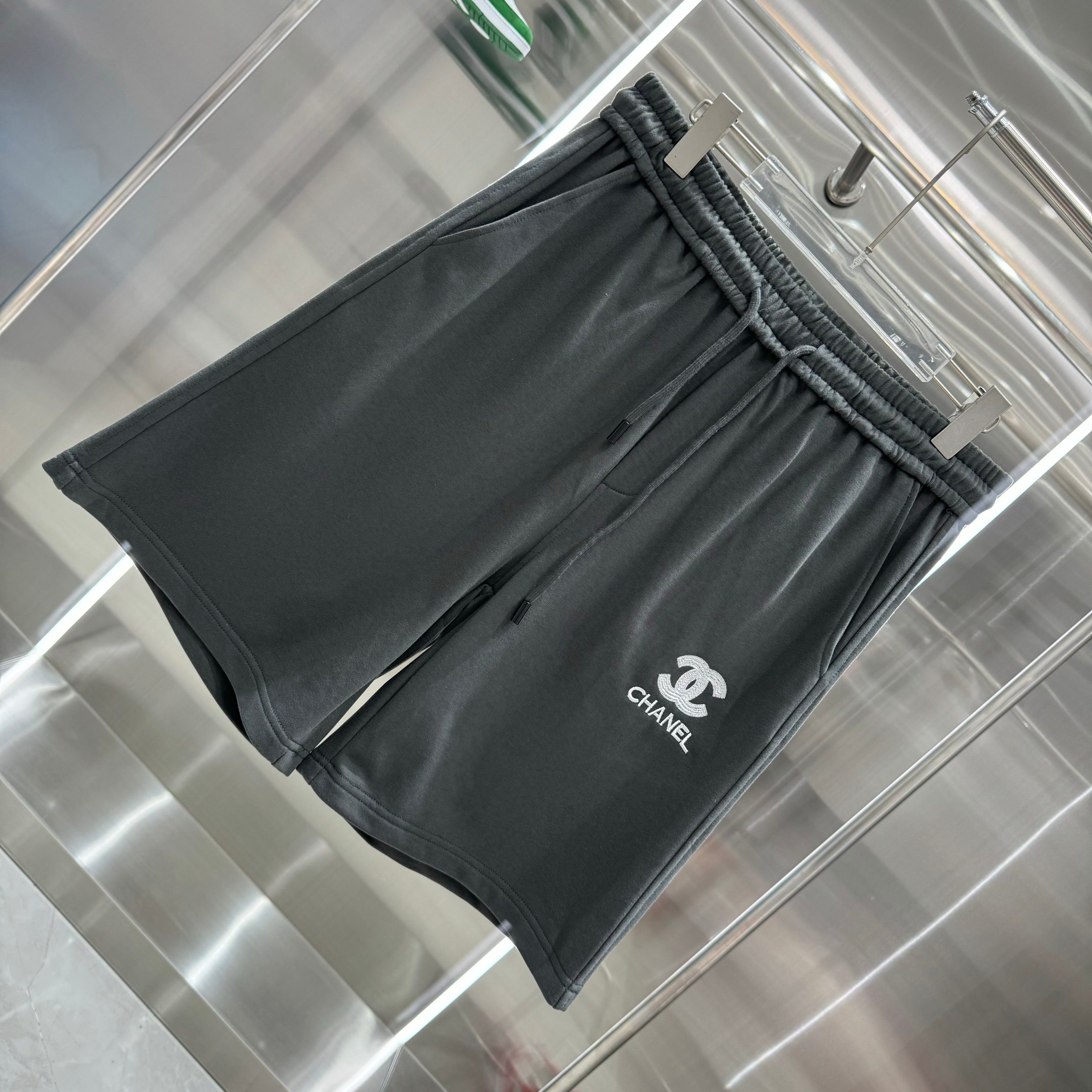 “2024s HAN Shorts Chanel: Comfortable Gender-Equal Grey Shorts in Various Sizes” - 图片 3