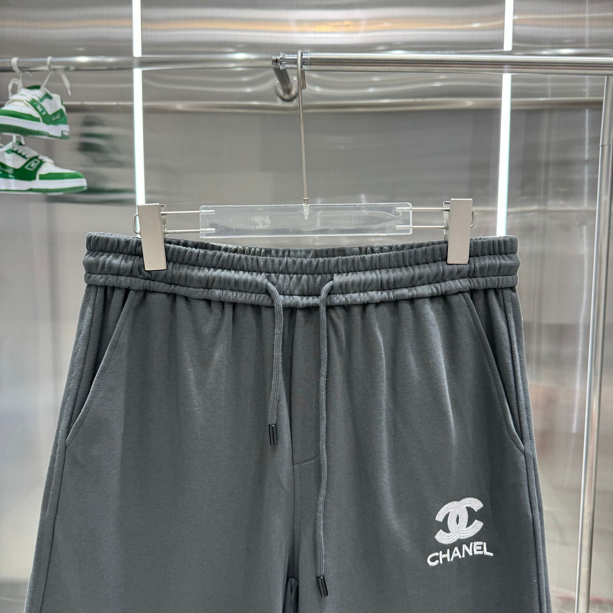 “2024s HAN Shorts Chanel: Comfortable Gender-Equal Grey Shorts in Various Sizes” - 图片 6