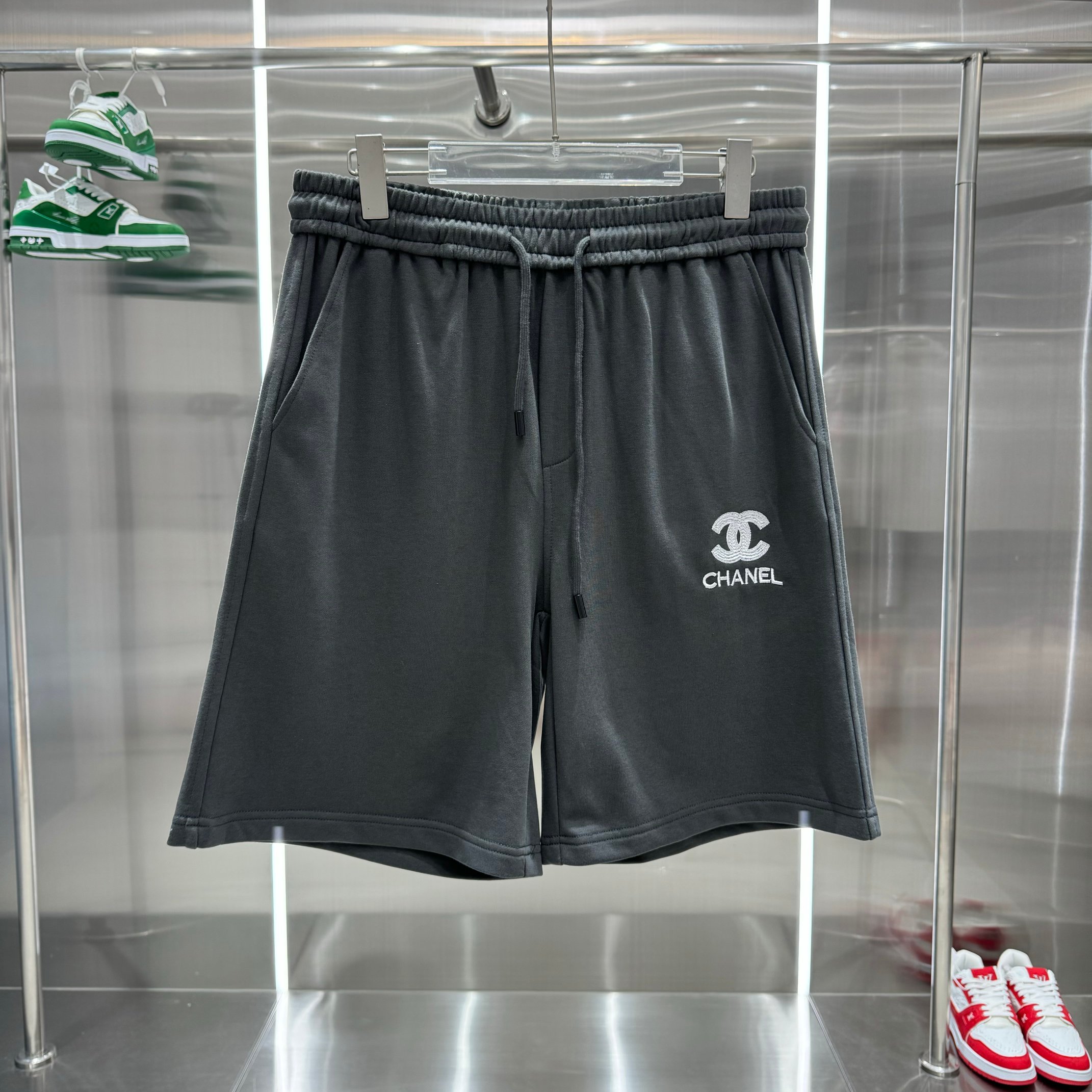 “2024s HAN Shorts Chanel: Comfortable Gender-Equal Grey Shorts in Various Sizes” - 图片 1