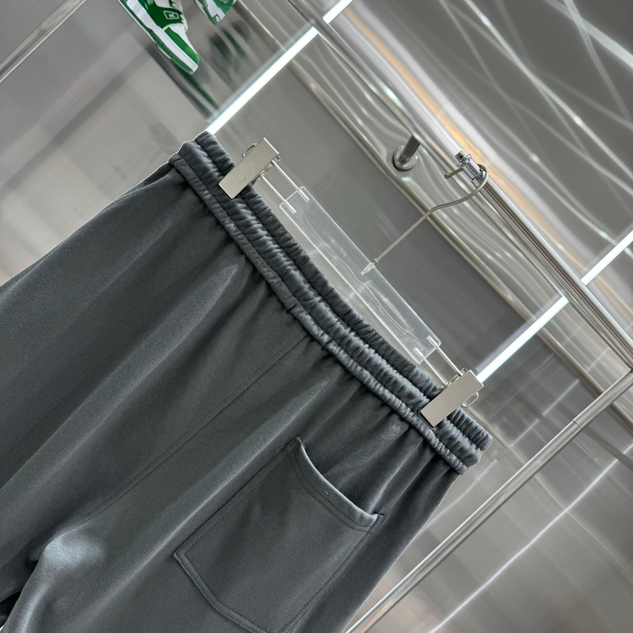 “2024s HAN Shorts Chanel: Comfortable Gender-Equal Grey Shorts in Various Sizes” - 图片 5