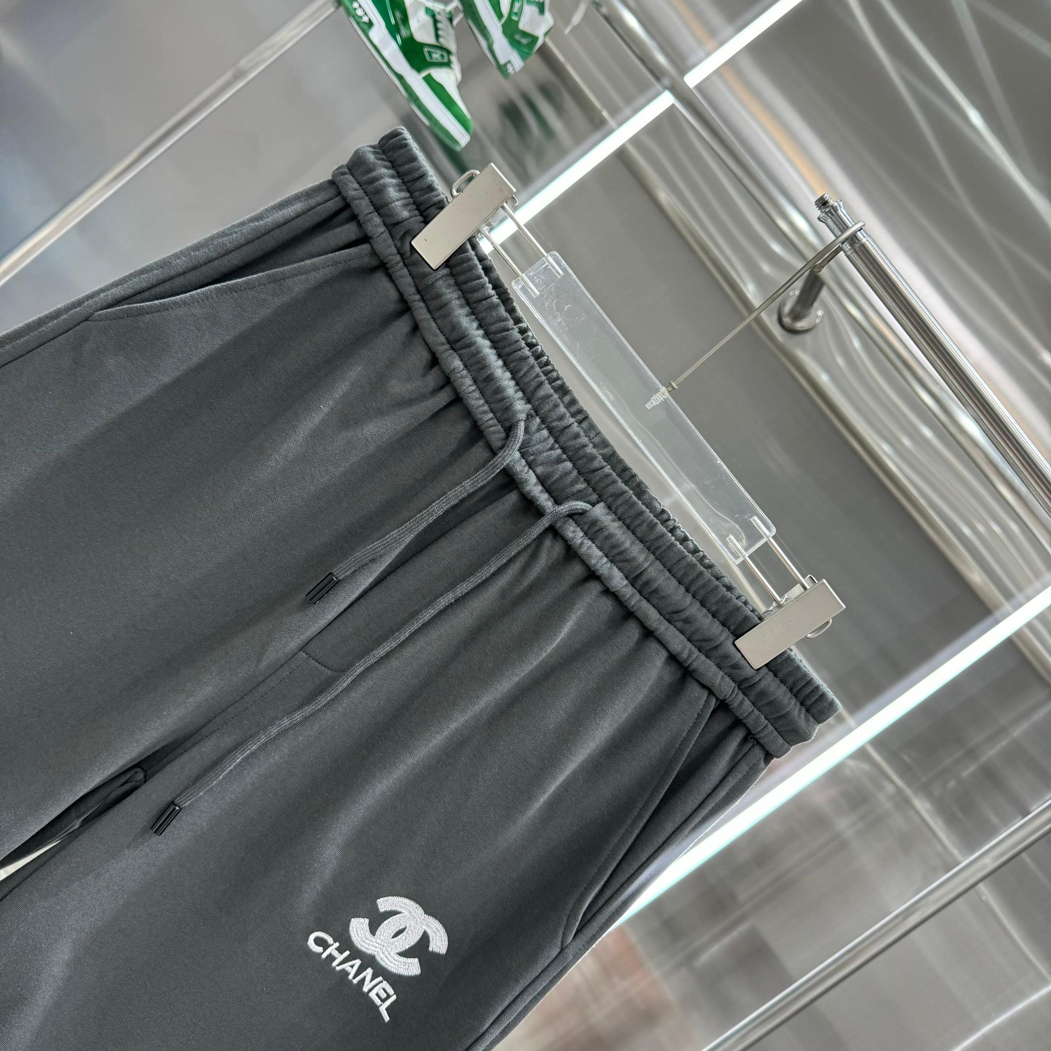 “2024s HAN Shorts Chanel: Comfortable Gender-Equal Grey Shorts in Various Sizes” - 图片 4