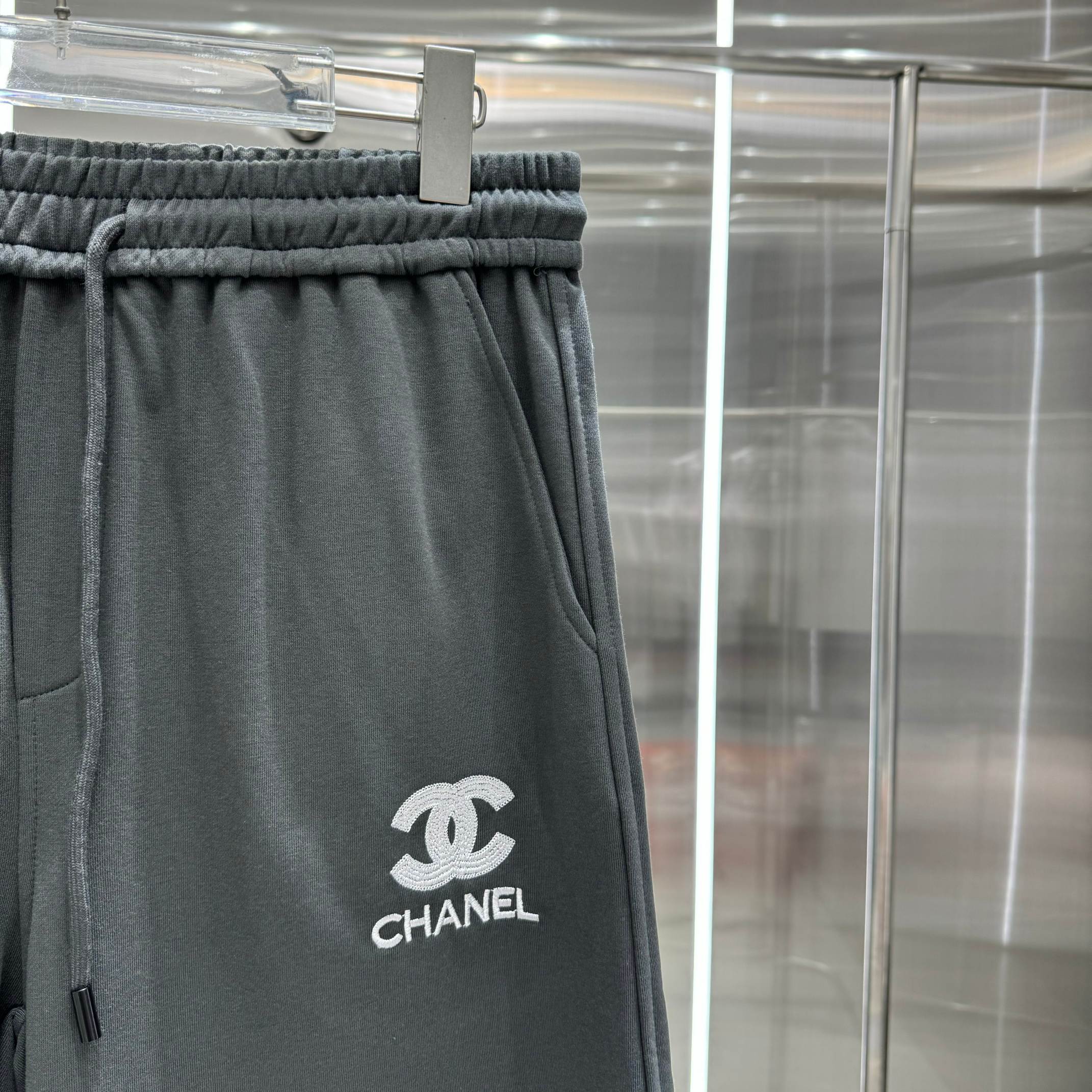 “2024s HAN Shorts Chanel: Comfortable Gender-Equal Grey Shorts in Various Sizes” - 图片 7