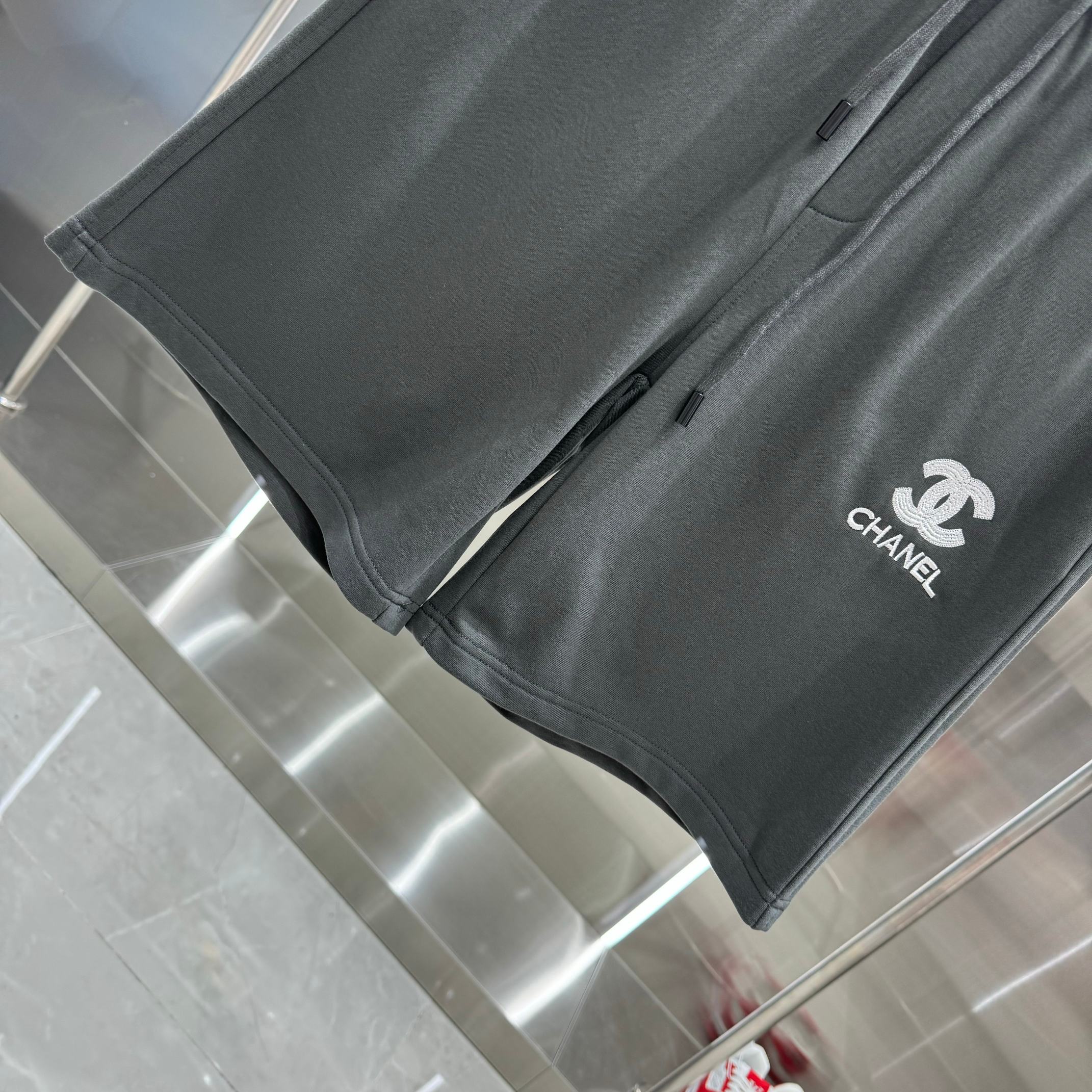 “2024s HAN Shorts Chanel: Comfortable Gender-Equal Grey Shorts in Various Sizes” - 图片 9