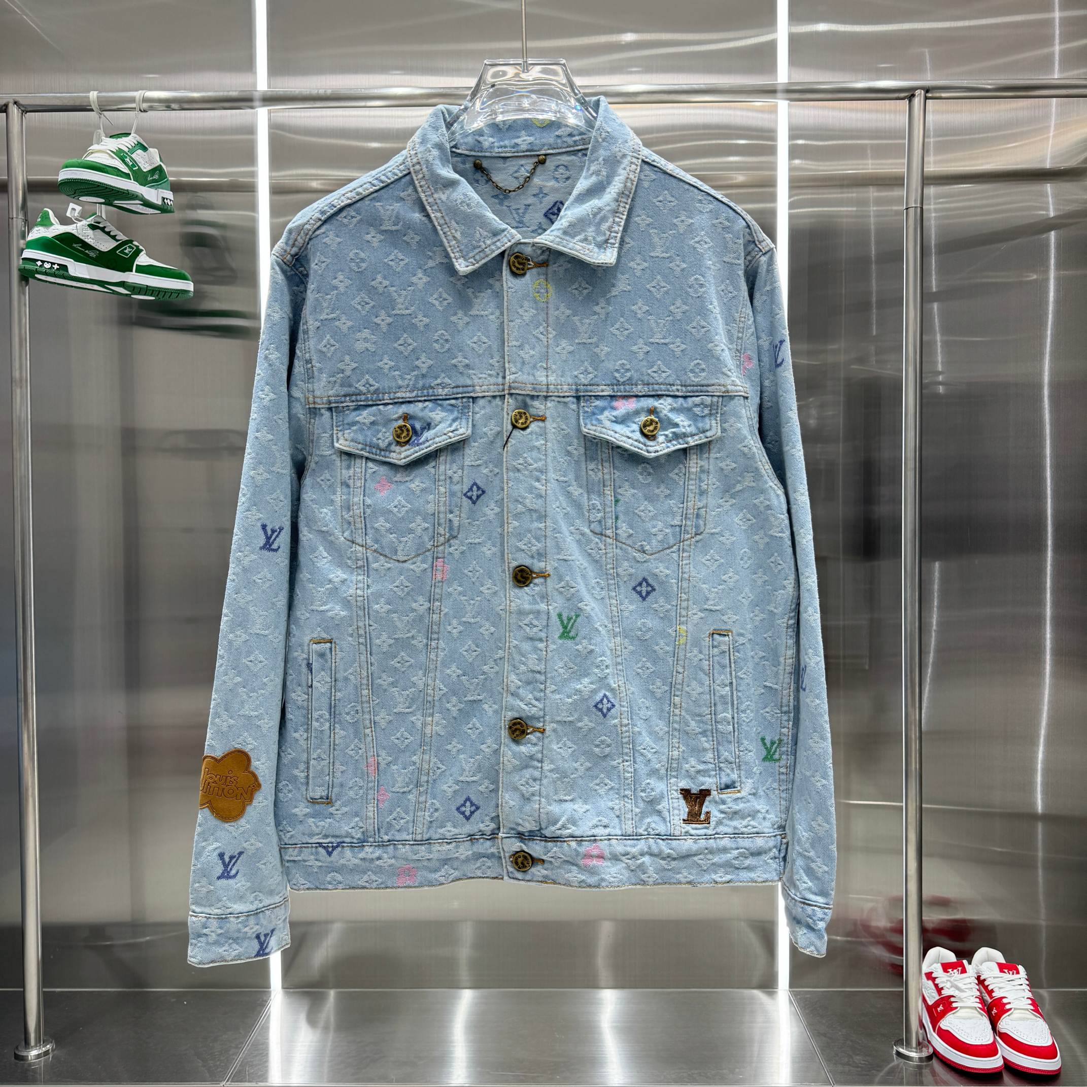 NO:125704,.Louis Vuitton Spring and Summer Tyler Co-branded Series!  Monogram full logo jacquard colorful presbyterian denim jacket!  LV wardrobe, a spring fashion item for men and women. This joint model is really amazing. It looks so beautiful. It has a refreshing feeling in spring, beautiful color ice cream blue, colorful embroidery embroidery, and the upper body shaping effect is full. The macaron embroidery logo is fashionable and high-end!  Original custom denim denim fabric, classic loose H-shaped style is versatile and not picky about people’s upper body and make you look slim!  Highly recommended casual temperament items. Customized full set of hardware accessories chocolate leather cards. Size 46 48 50 52 46M garment length 64 shoulder width 48 bust 112 48L garment length 66 shoulder width 49 bust 116 50XL garment length 68 shoulder width 50 bust 120 52XXL garment length 70 shoulder width 51 bust 124,,louis vuitton,louis vuitton,jackets & coats,alexander wang19860909.Louis Vuitton春夏tyler联名系列！Monogram满幅logo提花彩色老花牛仔外套！ LV衣橱一男女春季时尚单品 ,这款联名款真的爆了,太好看了,春天清爽的感觉,靓丽色冰淇淋蓝,彩色刺绣点缀,上身塑形效果一整个拉满. 马卡龙刺绣logo工艺时髦又高级！原版定制丹宁牛仔面料,经典宽松H版型百搭不挑人上身巨显瘦！强烈推荐休闲气质单品.定制全套五金配件巧克力皮牌. 码数 46 48 50 52 46M衣长64 肩宽48 胸围112 48L衣长66肩宽49 胸围116 50XL衣长68肩宽50 胸围120 52XXL衣长70 肩宽51 胸围124,,louis vuitton,louis vuitton,jackets & coats,alexander wang,Men's clothing