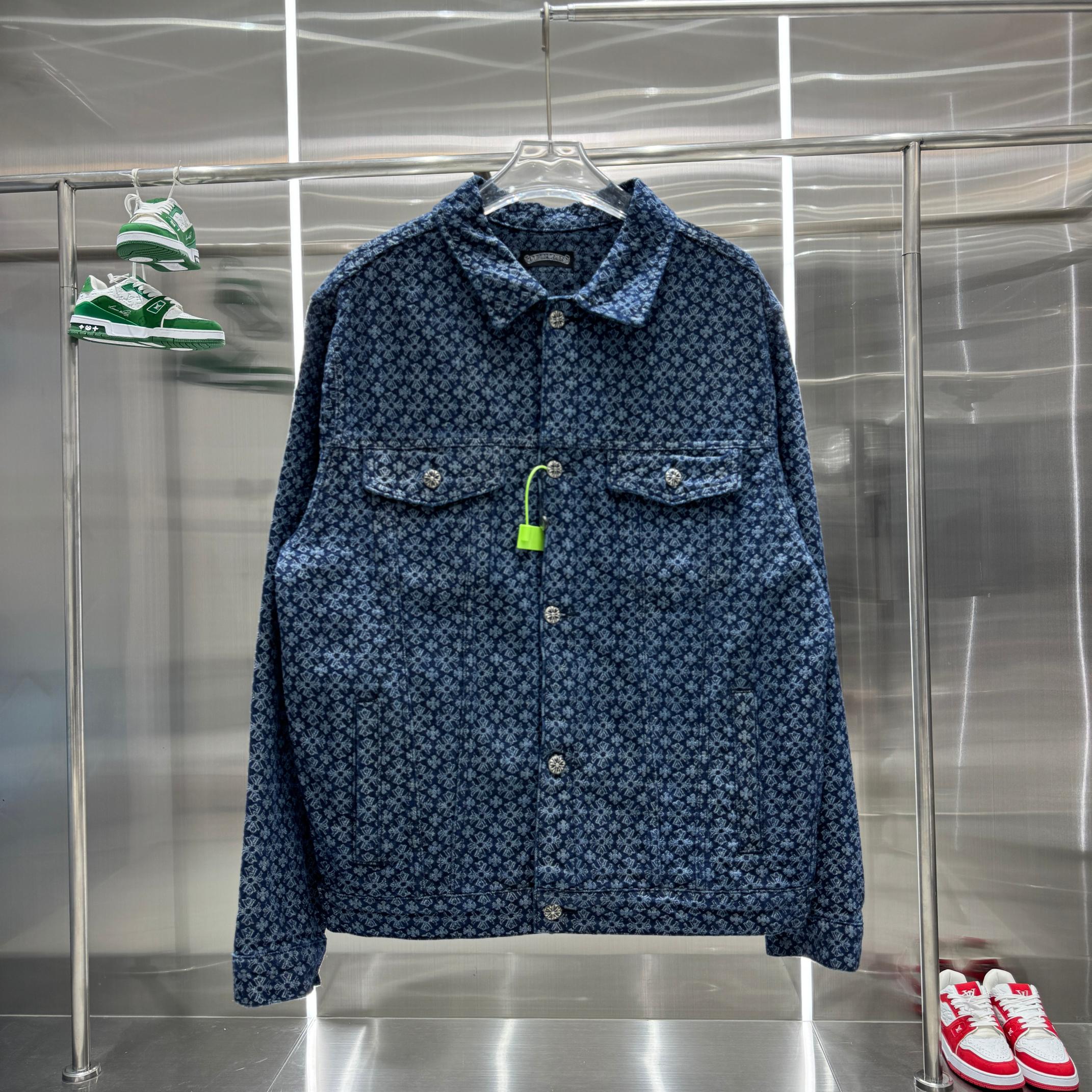 NO:125716,.Chrome Hearts Crow's logo printed couple's wash denim jacket shirt jacket. Super invincible hits this weather, cool Oversize style. The classic cross white logo covers the whole dress, and the large cross leather logo on the back is the finishing touch. It is generous and full of personality, without exaggeration. It has a perfect and versatile style in spring and summer!  It is made of heavy heavy-duty denim cotton fabric, which is skin-friendly and comfortable while ensuring a crisp and tough style. The Sanskrit letters are super exquisite with high density embroidery, original mold-opening custom buttons, cross-leather logo, and Crowxin's silver jewelry details, showing luxury!  Casual loose style, lazy and casual, same style for men and women, casually matched with sweatpants, wide-leg pants are very trendy, the focus is versatile, the jacket can be made in spring and autumn is super amazing, SizeM-XXL Color blue, versace, chrome hearts, chrome hearts, jackets & coats, jackets & coats, shirts, alexander wang19860909.Chrome Hearts克罗心满logo印花情侣款水洗牛仔外套衬衫夹克. 超级无敌大爆款驾到 这个天气最好的单品酷酷Oversize风 经典的十字白色logo布满整件衣服,背后的十字架大皮标更是点睛之笔,大方中充满个性,毫不浮夸,春夏的满分百搭款！采用重磅粗支纱牛仔棉面料重工水洗,在保证版型挺括硬朗的同时亲肤舒适透气,梵文字母高密度刺绣超精致,原版开模定制纽扣 十字架大皮标 克罗心当家银饰细节,尽显奢华！休闲宽松版型,慵懒随意,男女同款,随意搭配卫裤阔腿裤都很潮流,重点是百搭,春秋可做外套超惊艳, SizeM-XXL Color蓝色,,versace,chrome hearts,chrome hearts,jackets & coats,jackets & coats,shirts,alexander wang,Men's clothing