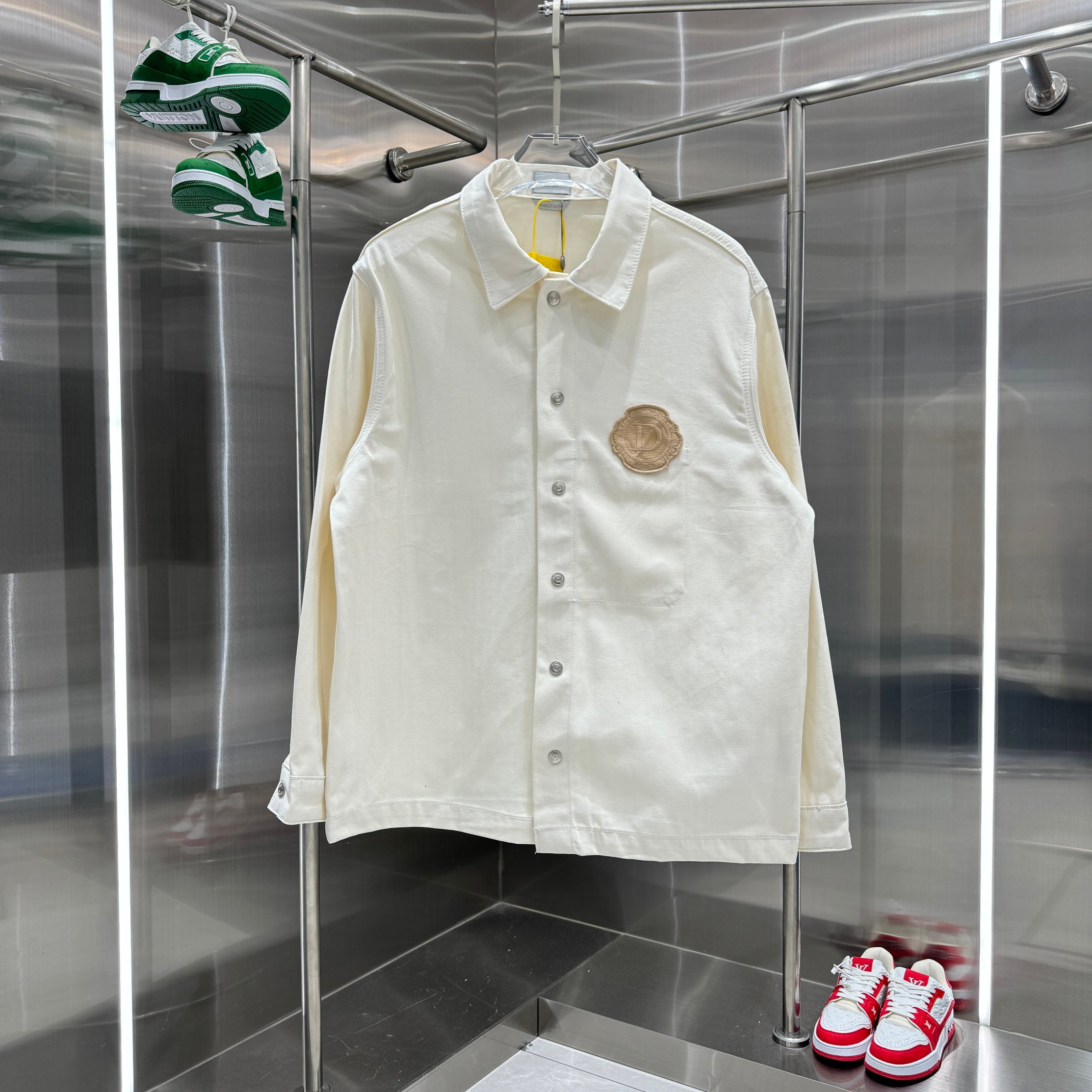 NO:125707,.25ss Spring and Summer Series New Dior Embroidered Logo Off-White Denim Shirt Jacket This shirt is carefully crafted from off-white cotton denim, with Dior color embroidery patches on the left side of the chest and Christian Dio Couture embroidery to create a casual and fashionable look. The chest and back are decorated with embroidery patches, button plackets, and logo-engraved metal buttons inspired by American Academy style. It can be easily matched with workwear style to create a fashionable and exquisite look! Same size as men and women. 46 48 50 52,,dior,jackets & coats,shirts,alexander wang19860909.25ss春夏季系列新品 Dior刺绣徽标米白色牛仔衬衫外套 这款衬衫采用米白色棉质牛仔布精心制作,胸前左侧饰以Dior彩色刺绣补丁,背面饰以 Christian Dio Couture刺绣 打造休闲而时髦的造型 呈现运动风格. 胸前和背部饰以刺绣补丁,纽扣门襟,镌刻标志的金属纽扣 灵感源自美式学院风格.可与工装风格装扮轻松搭配,打造时髦精致的造型!男女同款 码数 46 48 50 52,,dior,jackets & coats,shirts,alexander wang,Men's clothing