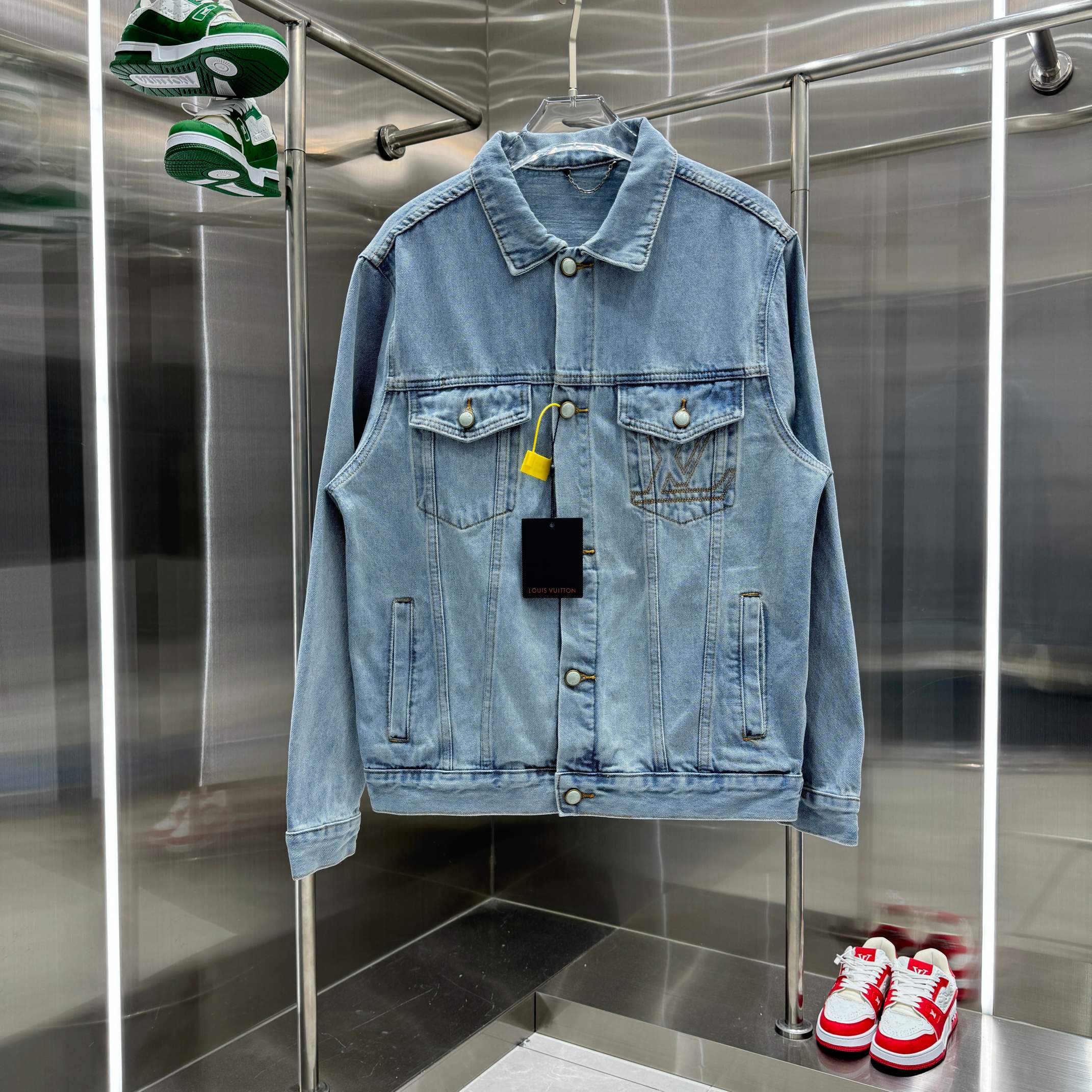 NO:125705,.Louis Vuitton LV25 new limited-edge pocket large logo letters gold gold thread embroidered denim jacket brand presbyterian logo iconic pattern strong street American style, very chic, the whole dress is still the same loose style as ever, relatively hidden flesh, regular denim lapel design gives people a sense of ability and generosity. Customized logo buttons, leather labels, full set of auxiliary materials, cool, stylish and fairy-like, and absolutely C-position work is super super recommended!  Very heavy industry details are exquisite, special washing process, and multiple washings can only show the perfect color washing effect of the original version. You will know that once it is released, it is self-evident, there is no gender boundary, it is also very versatile and not picky about people, color washing blue Size 46 48 50 52,,louis vuitton,louis vuitton,louis vuitton,jackets & coats,alexander wang19860909.Louis Vuitton 路易威登 LV25新款限量口袋大logo字母金色金线刺绣牛仔外套 品牌老花logo标志性图案 浓浓的街头美式风,非常chic,整件衣服还是一如既往宽松的版型,比较藏肉,常规牛仔翻领设计,给人看起来干练大方的感觉 定制logo纽扣 皮标 配套全套辅料,酷帅有型又仙气凛然也是绝对的C位之作超级超级推荐！ 非常重工细节很精湛,殊洗水工艺,多次洗水才能呈现原版一致的完美水洗色效果. 到手就知道 一经发售火爆程度不言而喻 无性别界限,搭配情侣装也很绝、百搭不挑人颜色水洗蓝 尺码 46 48 50 52,,louis vuitton,louis vuitton,louis vuitton,jackets & coats,alexander wang,Men's clothing