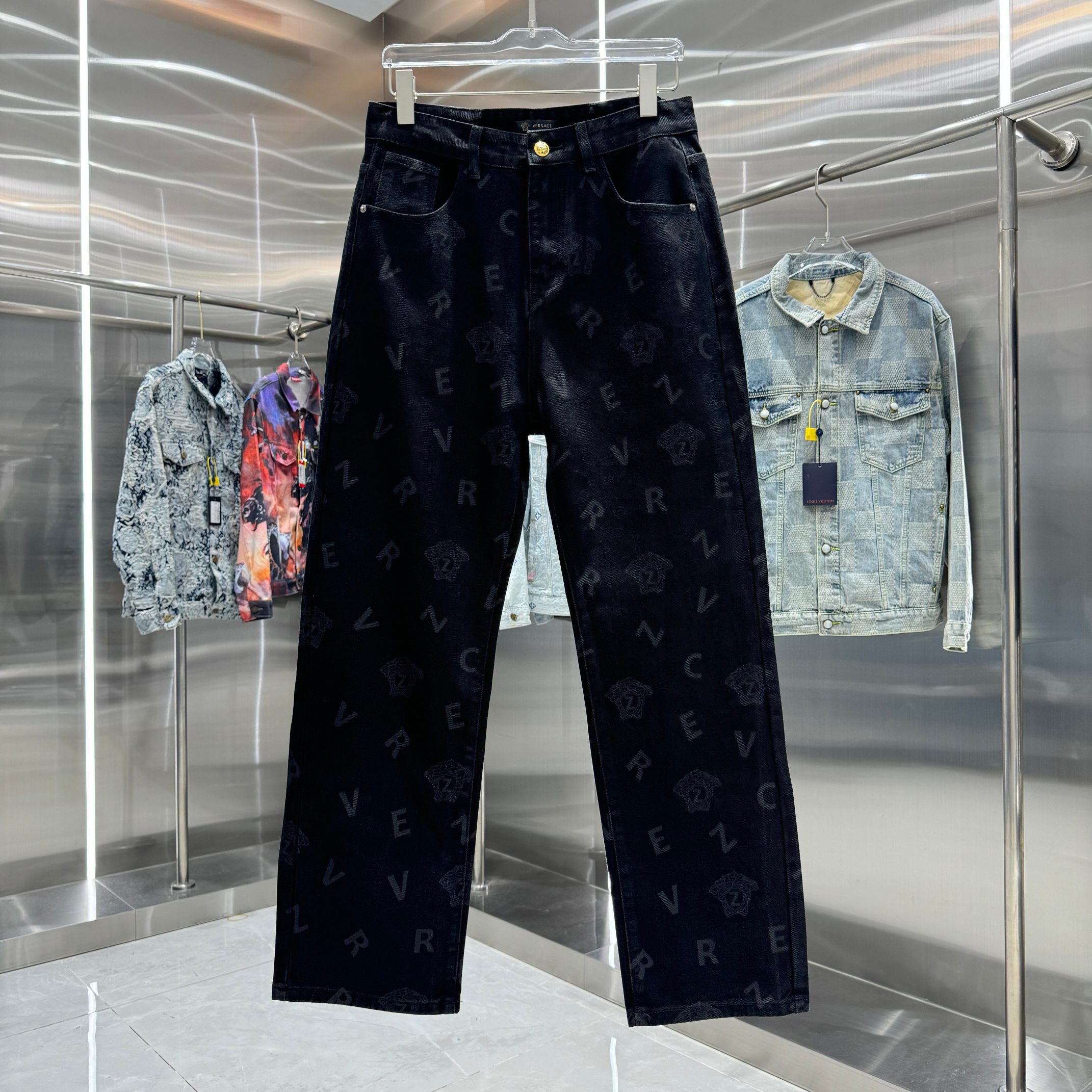 Versace 25 Nuevo producto. Jeans con letras y Medusa por todas partes. Etiqueta de piel de marca más reciente…