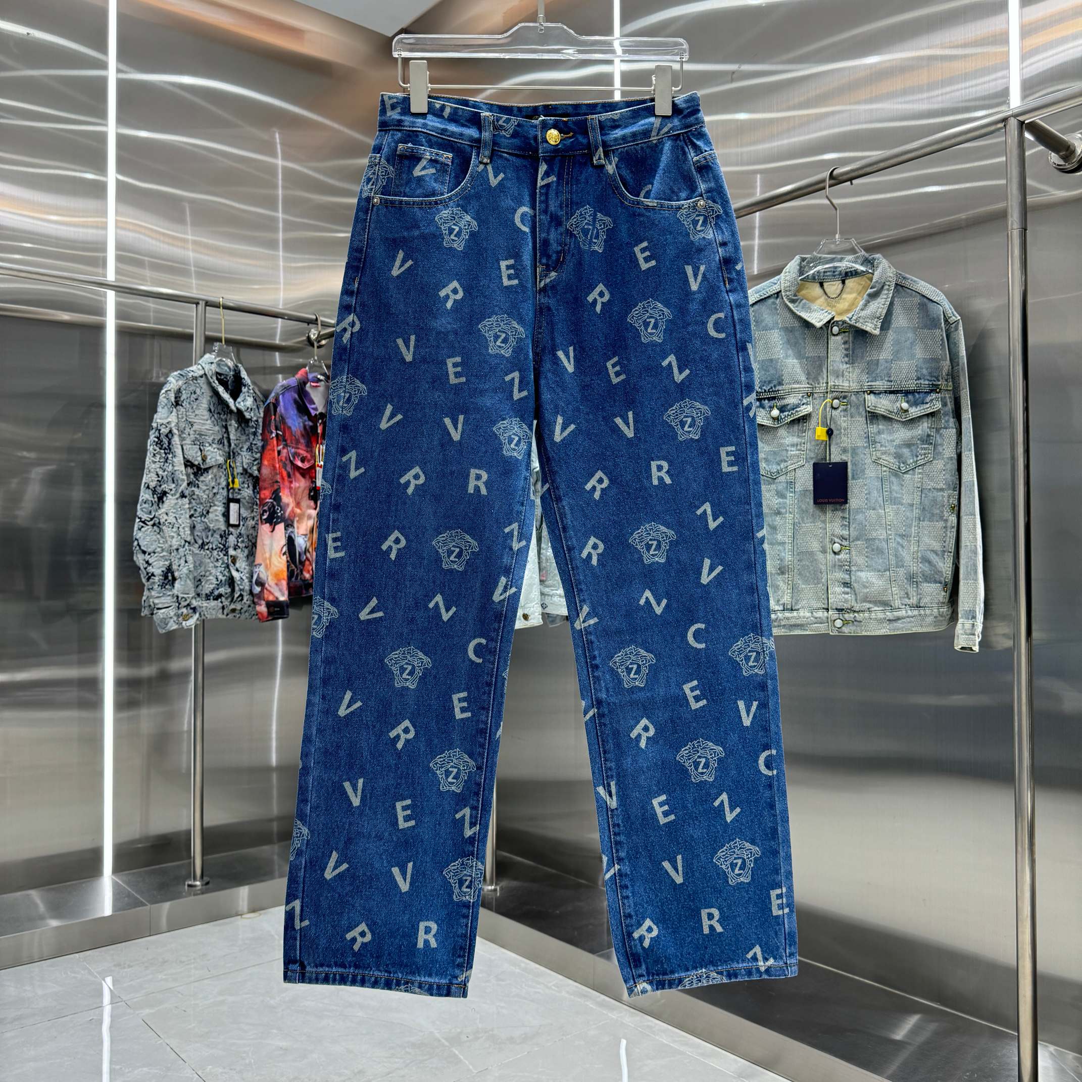 Versace 25 Nuevo producto. Jeans con letras y Medusa por todas partes. Etiqueta de piel de marca más reciente. Artículo…