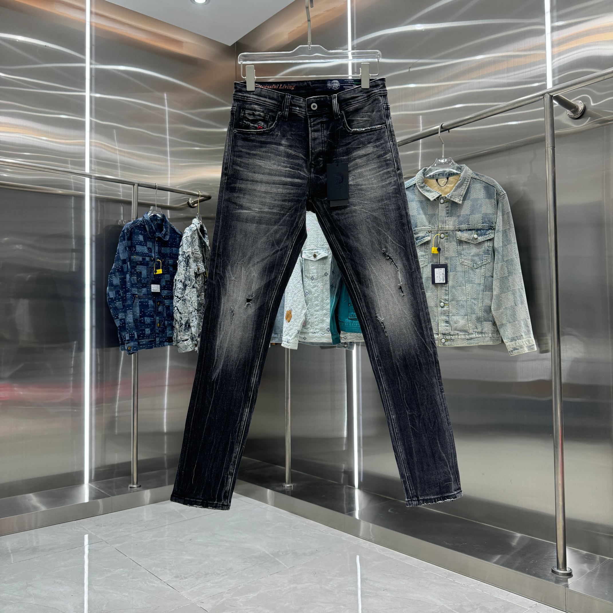P150 DSQUARED2 Jeans elásticos ajustados de estilo urbano con proceso de lavado y desgaste pesado. Color: negro. Tallas…