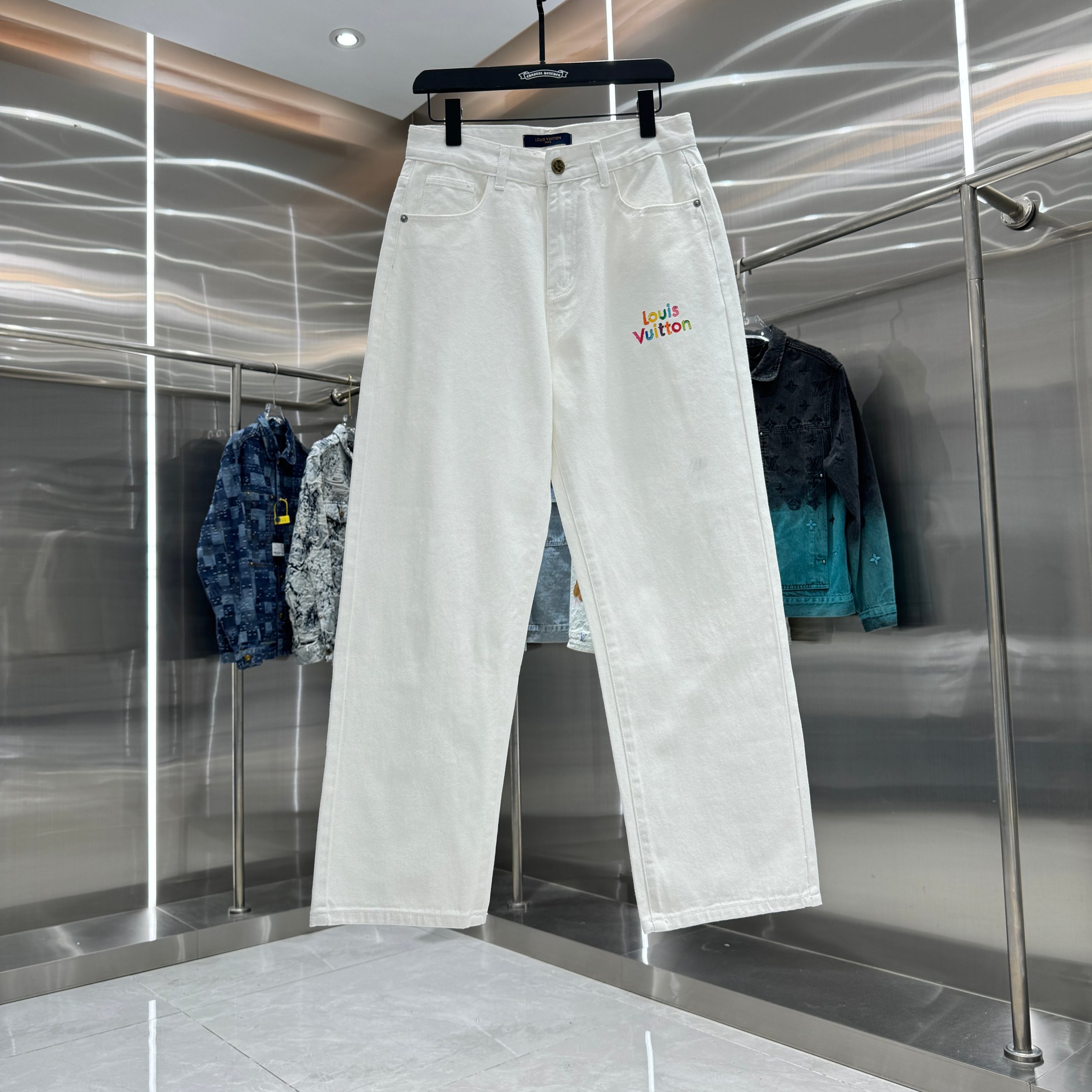 Los jeans rectos con estampado de letras y bolsillo trasero P115 LV Louis están disponibles en diferentes lavados y tex…