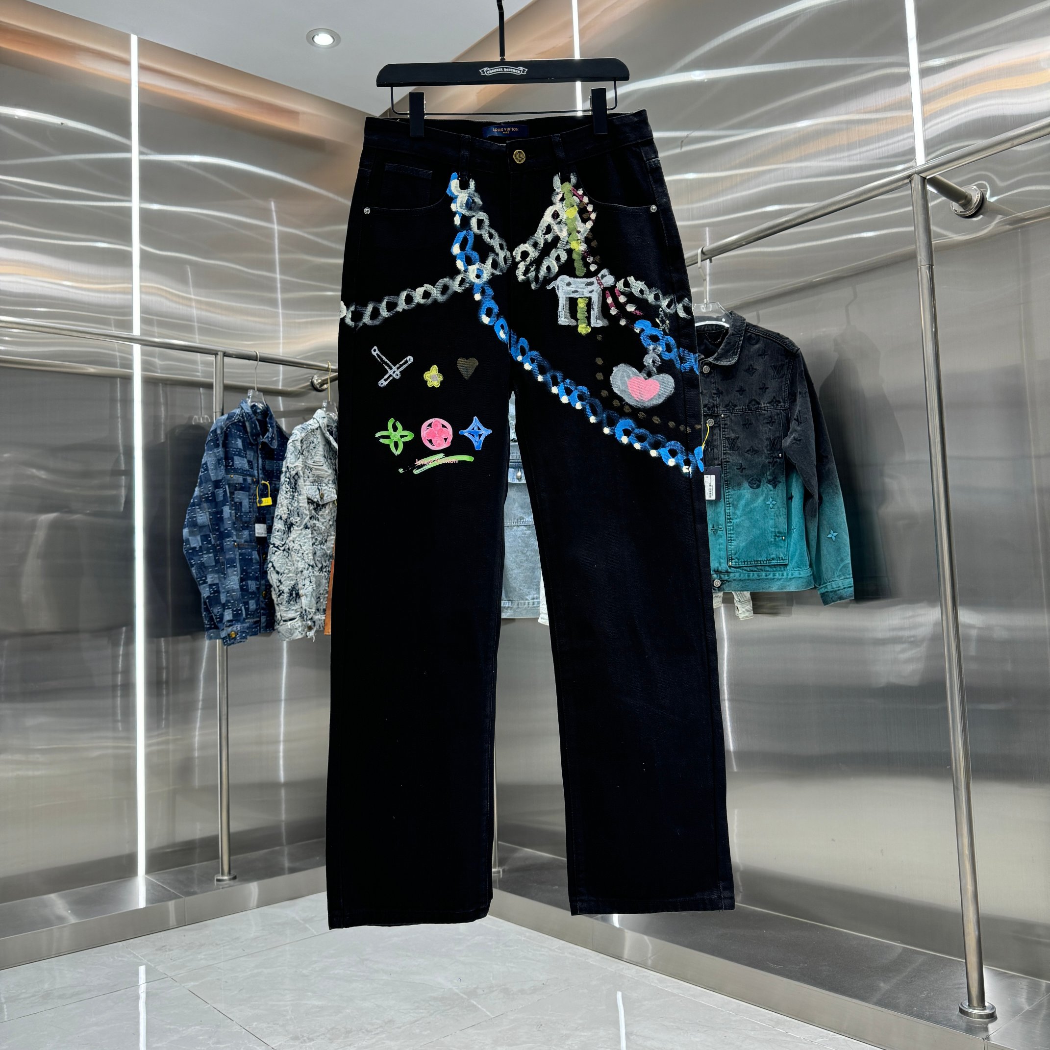 Los jeans de pierna recta P120 LV Louis Vuitton con letras gráficas están disponibles en diferentes lavados y texturas.…
