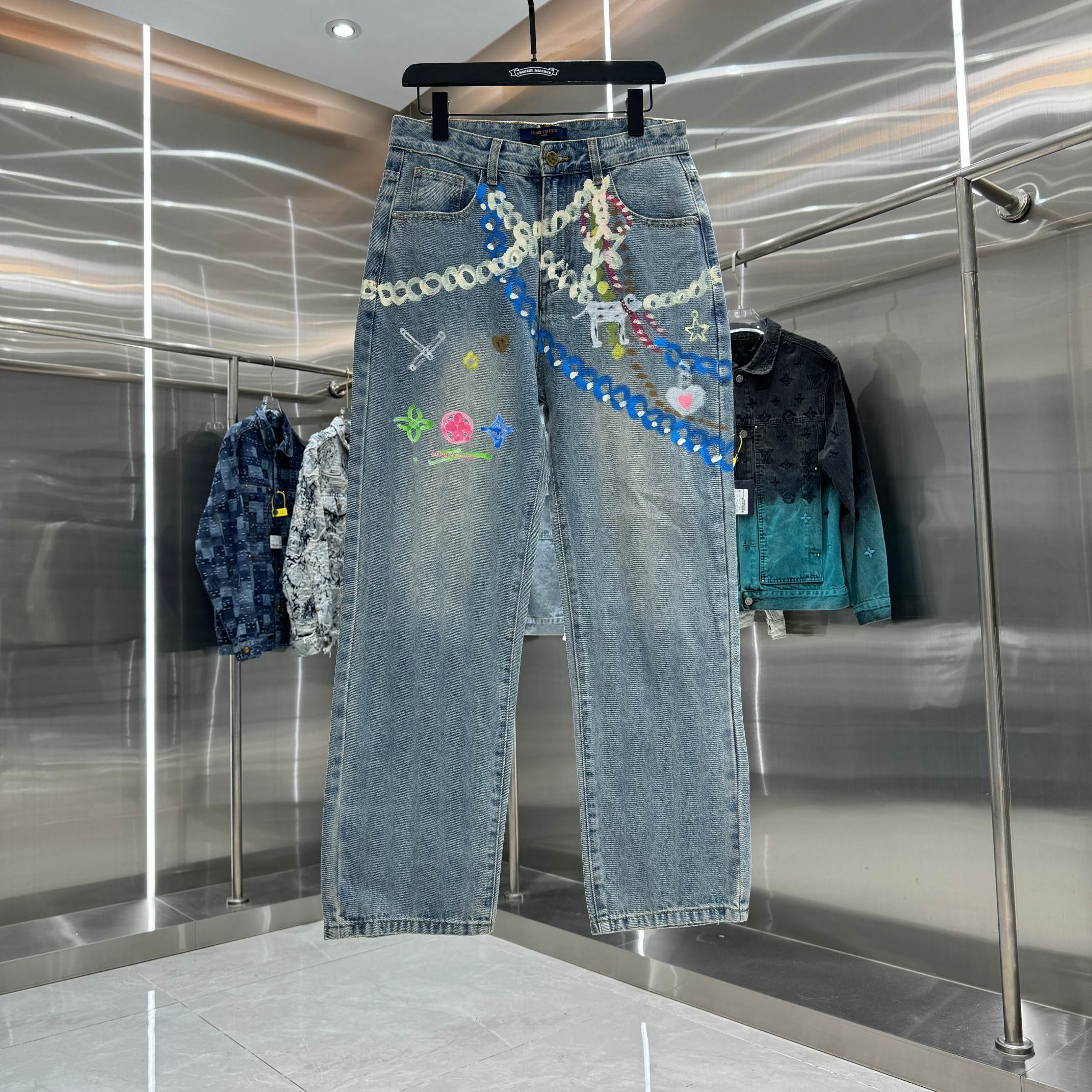 Los jeans de pierna recta P120 LV Louis Vuitton con letras gráficas están disponibles en diferentes lavados y texturas.…