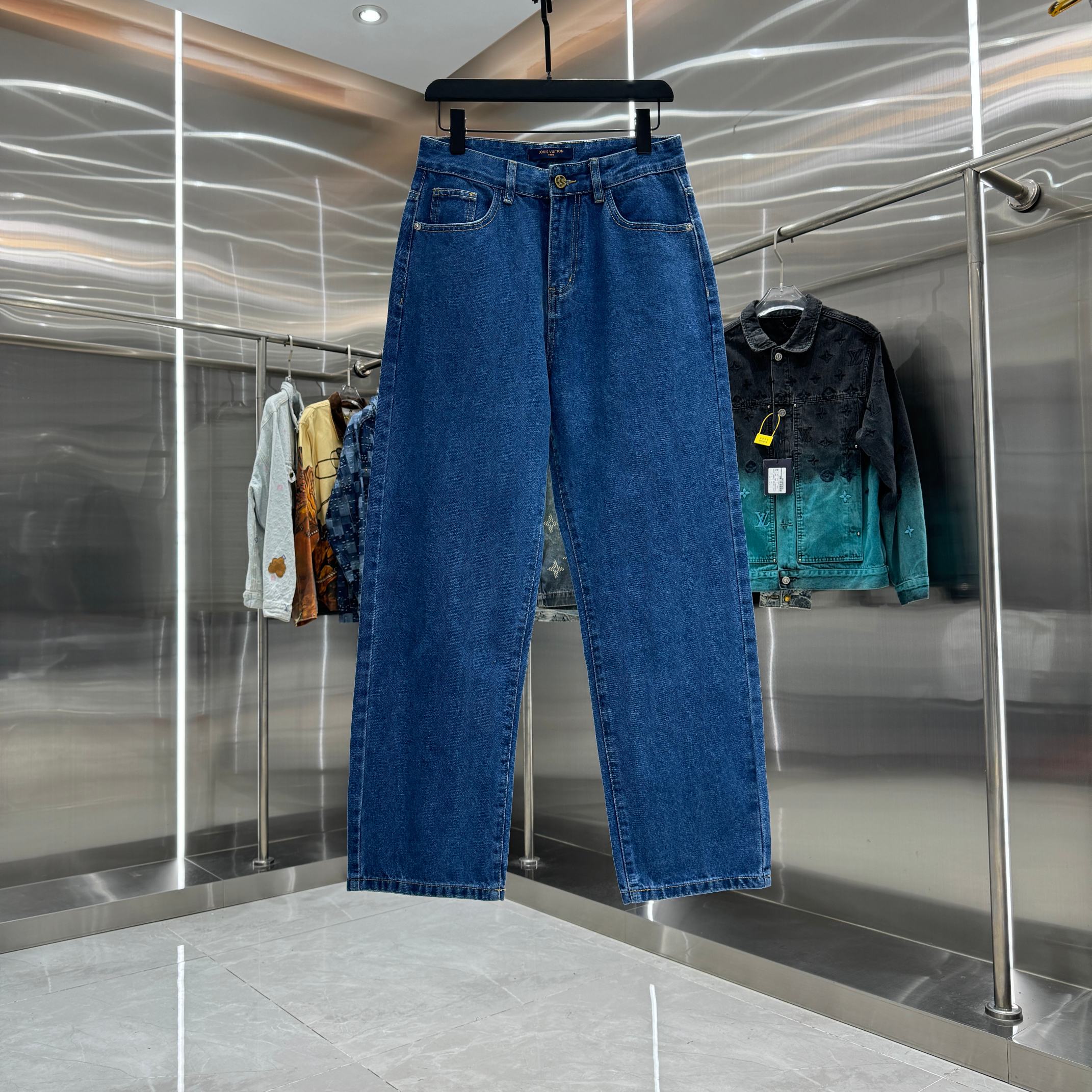 Los jeans rectos con estampado de letras y bolsillo trasero P115 LV Louis están disponibles en diferentes lavados y tex…