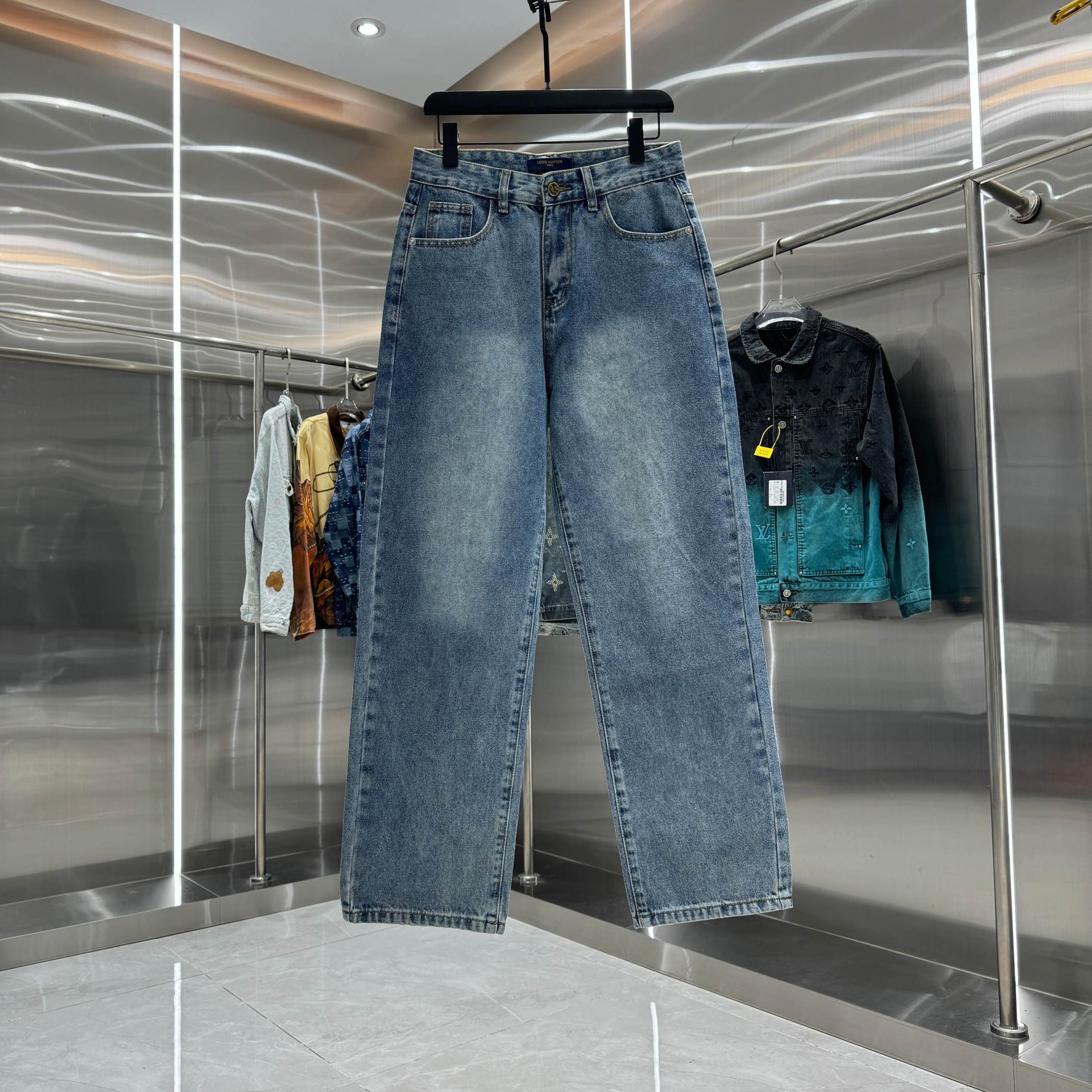 Los jeans rectos con estampado de letras y bolsillo trasero P115 LV Louis están disponibles en diferentes lavados y tex…