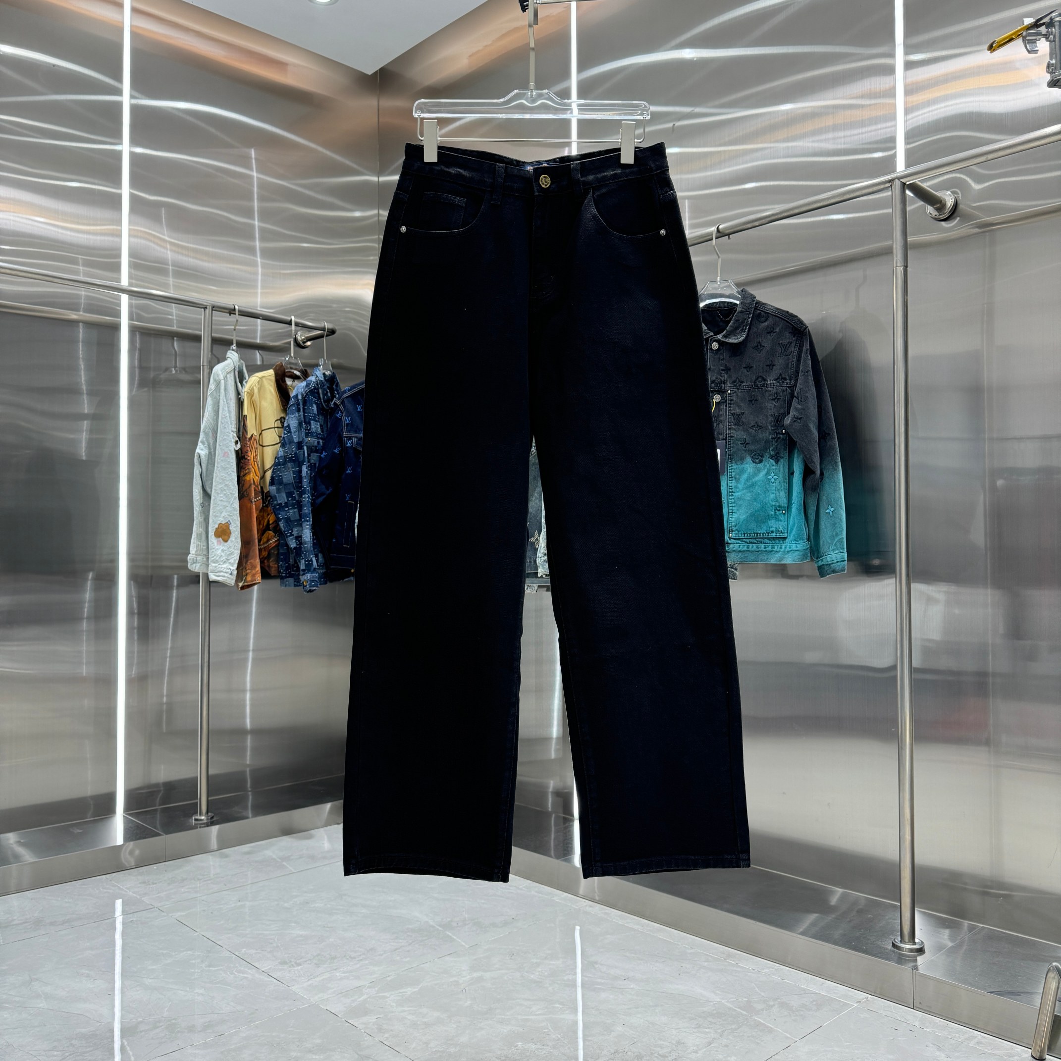 Los jeans rectos con estampado de letras y bolsillo trasero P115 LV Louis están disponibles en diferentes lavados y tex…