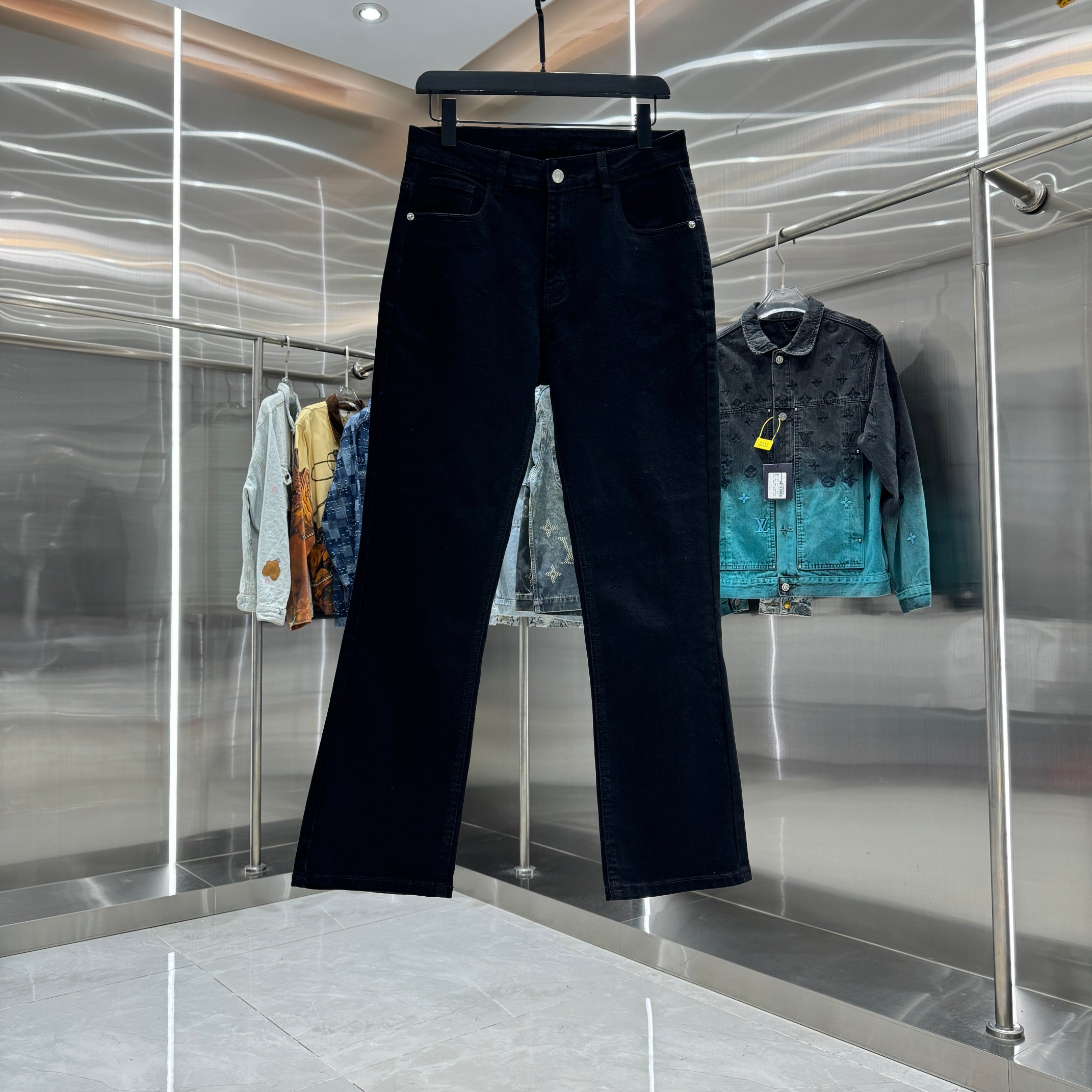 P115 Jeans rectos de París, con diferentes texturas de lavado, muy favorecedores para piernas delgadas o gruesas, el co…