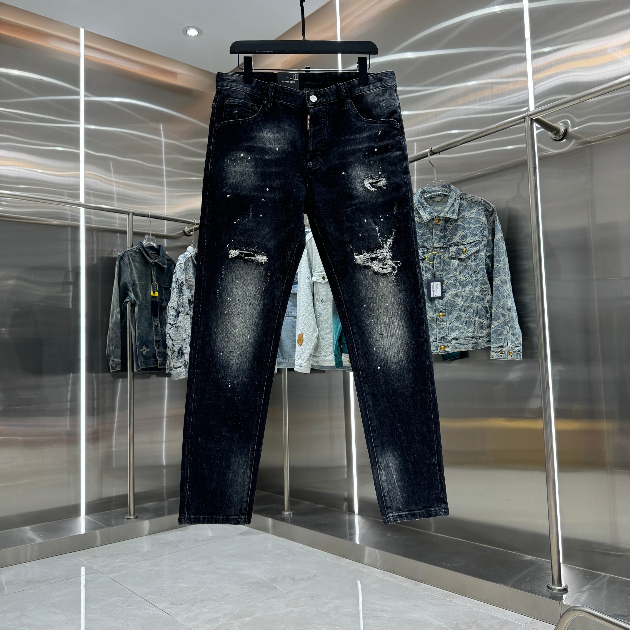 P150 DSQUARED2 vaqueros elásticos ajustados de estilo streetwear con graffiti y rotos, color negro, tallas 30…