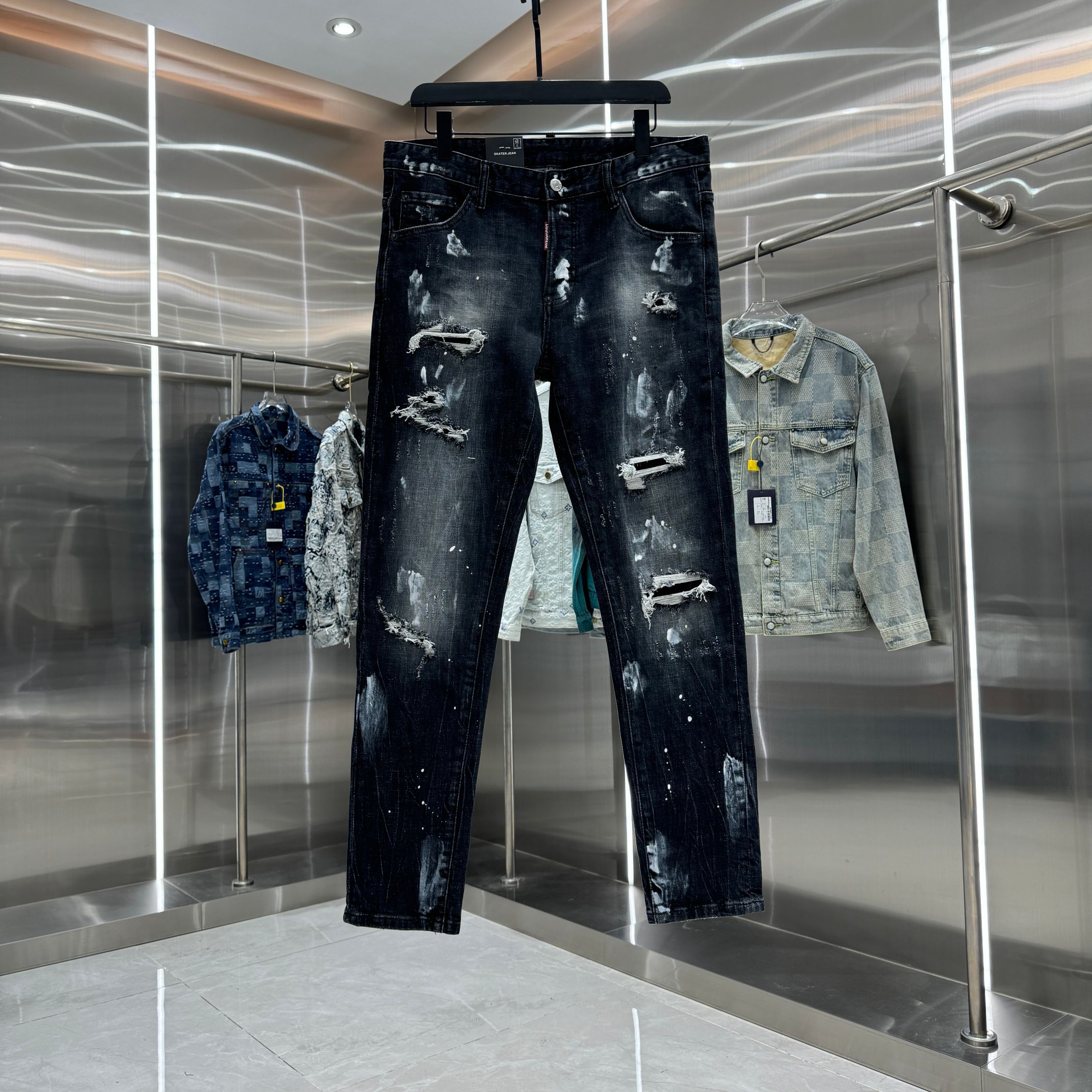 P150 DSQUARED2 vaqueros elásticos ajustados de estilo streetwear con graffiti, rotos y lavado a la piedra, color negro,…