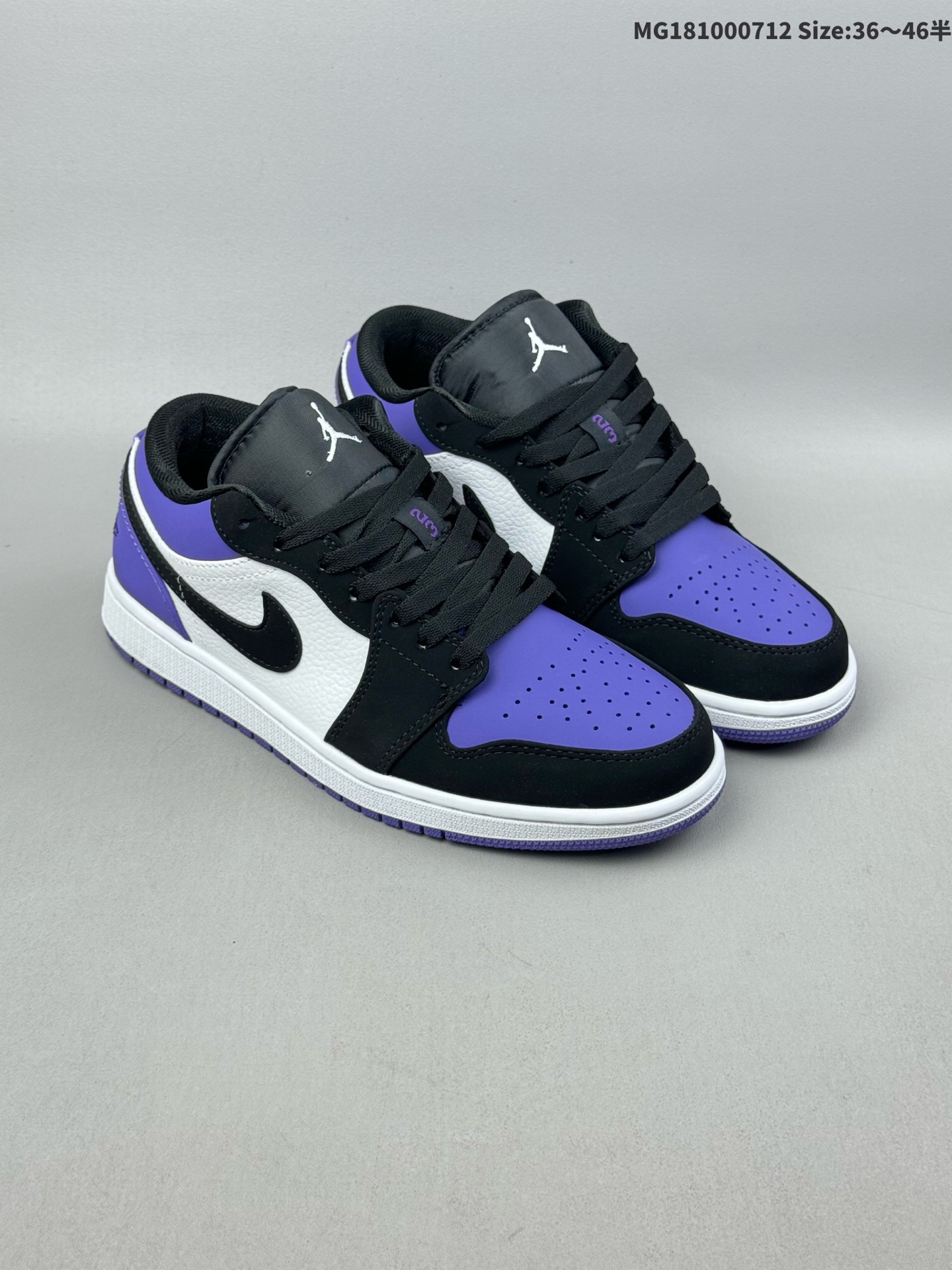💰100（36-46半） Air Jordan 1 Low "Court Purple" 低帮 黑紫脚趾AJ1 乔丹1代 aj1 乔1低邦 黑紫脚趾 乔丹篮球鞋系列 鞋身采用黑色、紫色、白色三色凸显，增持的潮流感不言而喻。除此之外，荔枝皮作为主要凸显，整体质感自然强势。鞋身两侧的Swoosxh Logo也利用黑色漆皮进行对比，强调了一些细节。鞋跟上绣有同色调的Wingsb Logo，黑色尼龙舌上印有白色Jumpman Logo刺绣，最后以白色中底搭配紫色橡胶外底完善设计收尾。 男货号：553558-125 女货号：553560-125 尺码：36 36.5 37.5 38 38.5 39 40 40.5 41 42 42.5 43 44 44.5 45 46 ID:MG181000712 Size:36～46半