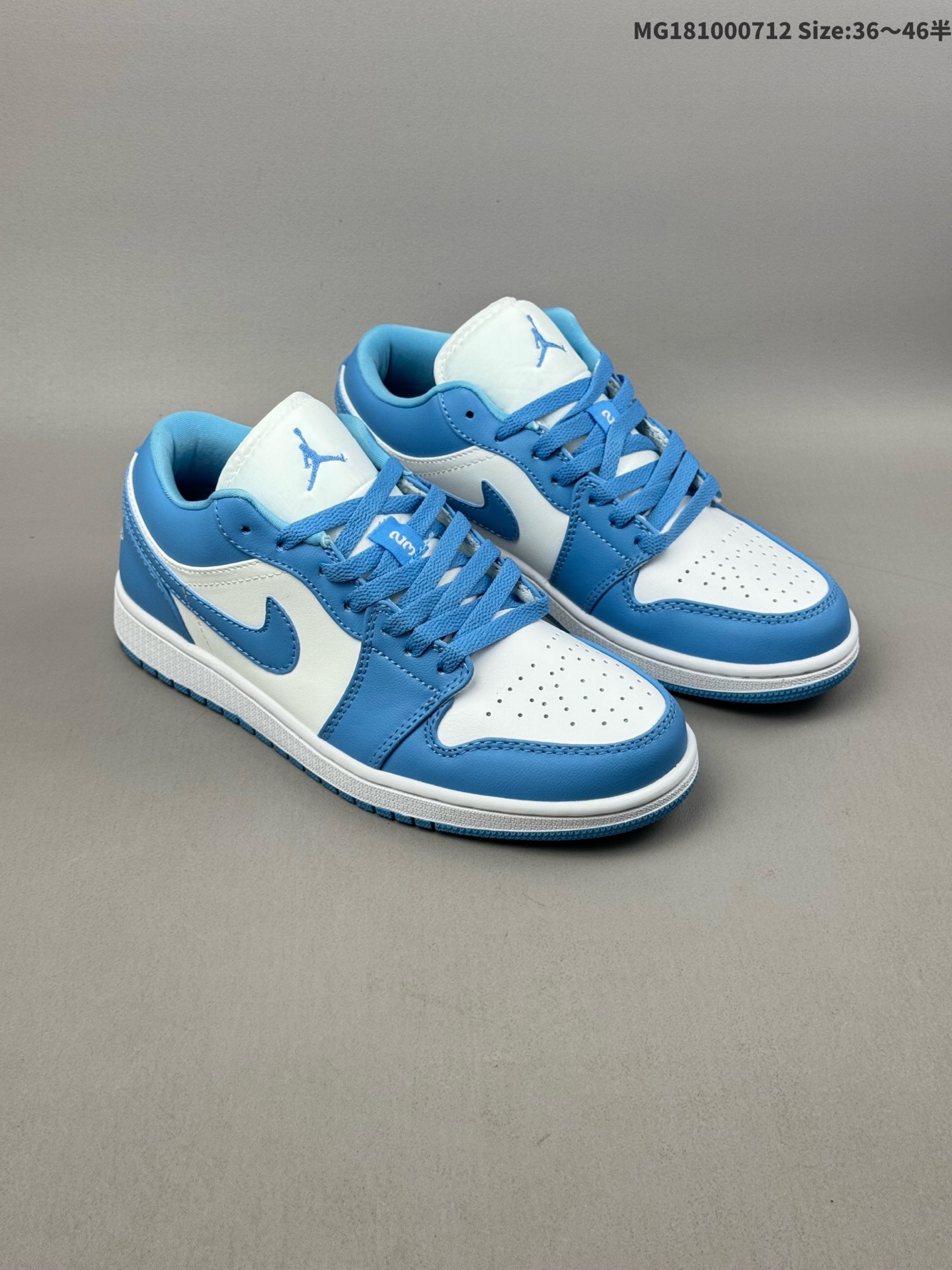 💰100（36-46半）集合 Air Jordan 1 Low "Court Purple" 低帮 黑紫脚趾AJ1 乔丹1代 aj1 乔1低邦 黑紫脚趾 乔丹篮球鞋系列 鞋身采用黑色、紫色、白色三色凸显，增持的潮流感不言而喻。除此之外，荔枝皮作为主要凸显，整体质感自然强势。鞋身两侧的Swoosxh Logo也利用黑色漆皮进行对比，强调了一些细节。鞋跟上绣有同色调的Wingsb Logo，黑色尼龙舌上印有白色Jumpman Logo刺绣，最后以白色中底搭配紫色橡胶外底完善设计收尾。 男货号：553558-125 女货号：553560-125 尺码：36 36.5 37.5 38 38.5 39 40 40.5 41 42 42.5 43 44 44.5 45 46 ID:MG181000712 Size:36～46半