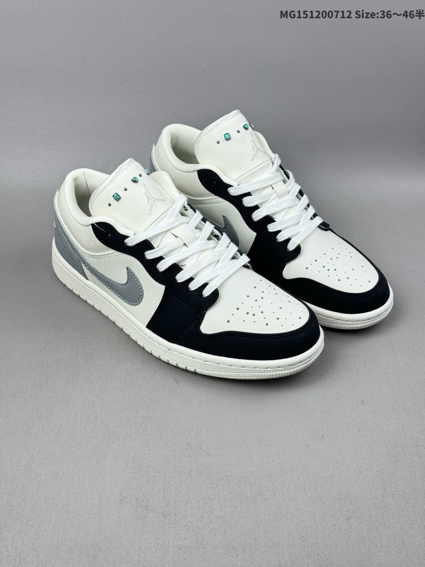 (36-46半) Air Jordan 1 Low "Soft Pearl" 低帮 白灰黑 AJ1 乔丹1代 aj1 乔1 低邦 白灰黑 乔丹篮球鞋系列 鞋身整体采用柔和的米白色皮革打造,搭配黑色覆层,后跟处和鞋口处鳄鱼压纹质感,散发出低调而清新的气息;鞋身两侧Swooshh Logo及后部采用灰色点缀,为鞋款增添了奢华感 鞋子的内衬也换成了柔软的皮革,此外,鞋舌上镶嵌着绿松石般的铆钉,仿佛有些许摇滚的味道,Jumpman Logo以奶白色刺绣呈现,后跟经典的Wings Logo标志则采用了同色调处理,奶白色的加入使鞋款尽显优雅格调;最后以奶白色的中底搭配同色橡胶外底完善整体设计收尾. 货号:IO2242-101 ID:MG151200712 半