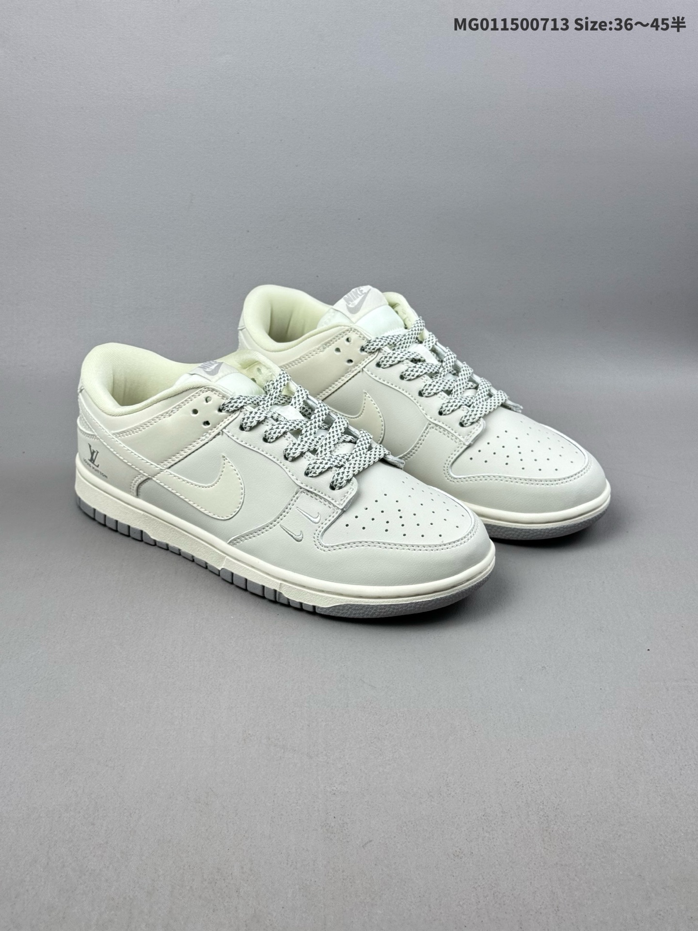 (36-45半) Louis Vuitton x Nike Dunk SB Low 路易威登LV x 耐克 SB 低帮 联名米白灰 鞋身整体以米白色作为主色调,搭配米白色皮革框架覆盖层,使鞋款十分百搭,鞋舌绣标、两侧的Swoosbh Logo和后跟的装饰皮革都是用灰色制作,鞋舌是网眼布材料,增强了透气性,整体就是小白鞋设计,鞋头处侧边双迷你Nike Swoosbh Logo分别以灰色、白色刺绣点缀,后跟印有LV字样及Logom呈现,彰显联名身份;最后以白色中底搭配灰色橡胶外底完善整体设计收尾. 货号:NK5639-326 ID:MG011500713 半