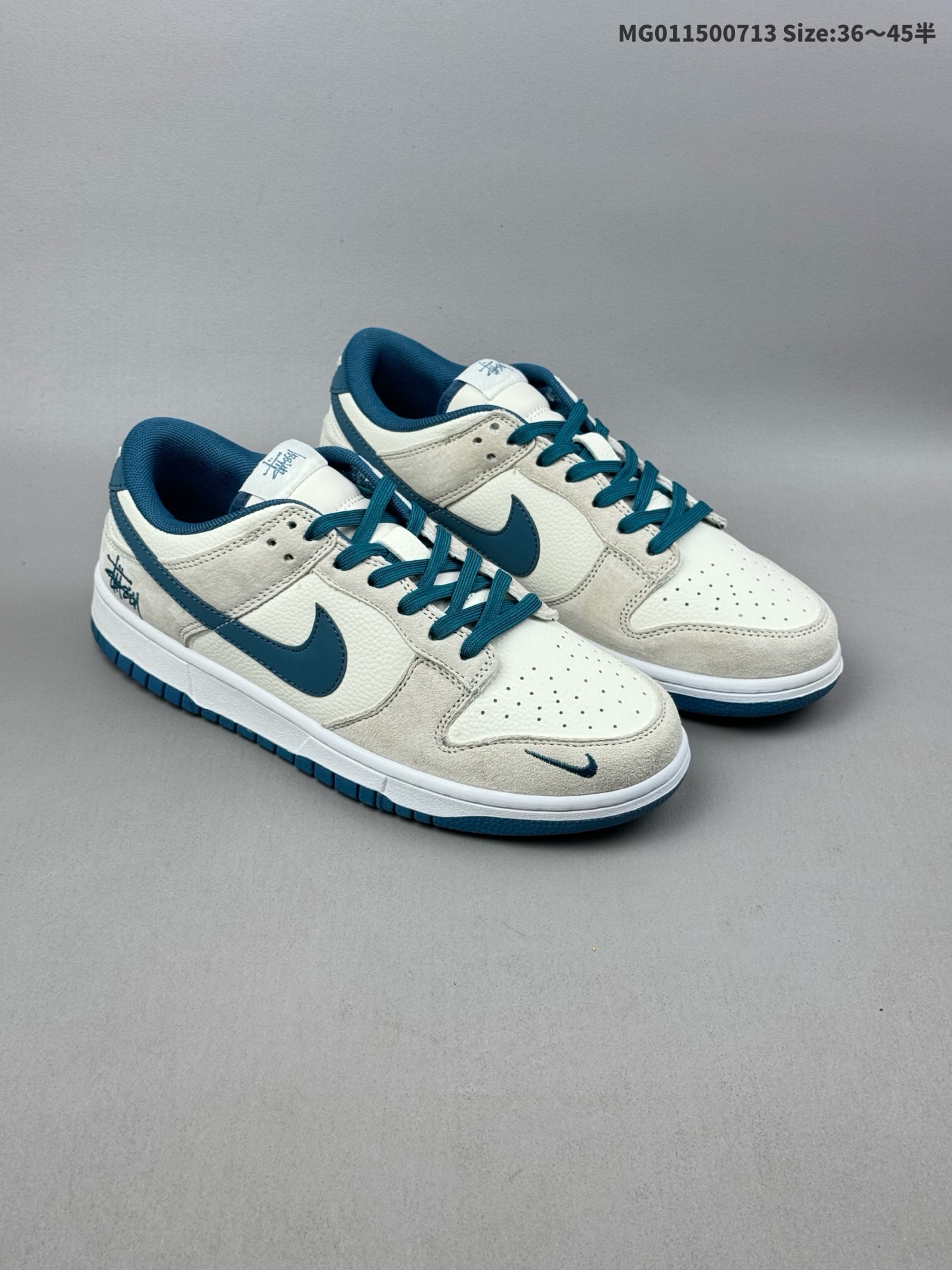 💰150（36-45半） ［定制球鞋］ Stussy x Nike Dunk SB Low 斯图西 x 耐克 SB 低帮 灰白蓝 鞋身整体以米白色皮革打造，搭配灰色麂皮框架覆盖层，使鞋款十分百搭，鞋舌绣标上以Stussy字样呈现，鞋身两侧的Swoosh Logo采用蓝色点缀，后跟饰片辅以蓝色制作，鞋舌是网眼布材料，增强了透气性，后跟Nike字样以白色刺绣妆点，鞋头处Nike Swoosbh Logo蓝色呈现，后跟印有Stussym字样，彰显联名身份；最后以米白色中底搭配蓝色橡胶外底完善整体设计收尾。 货号：DQ1098-341 尺码：36 36.5 37.5 38 38.5 39 40 40.5 41 42 42.5 43 44 44.5 45 ID:MG011500714 Size:36～45半