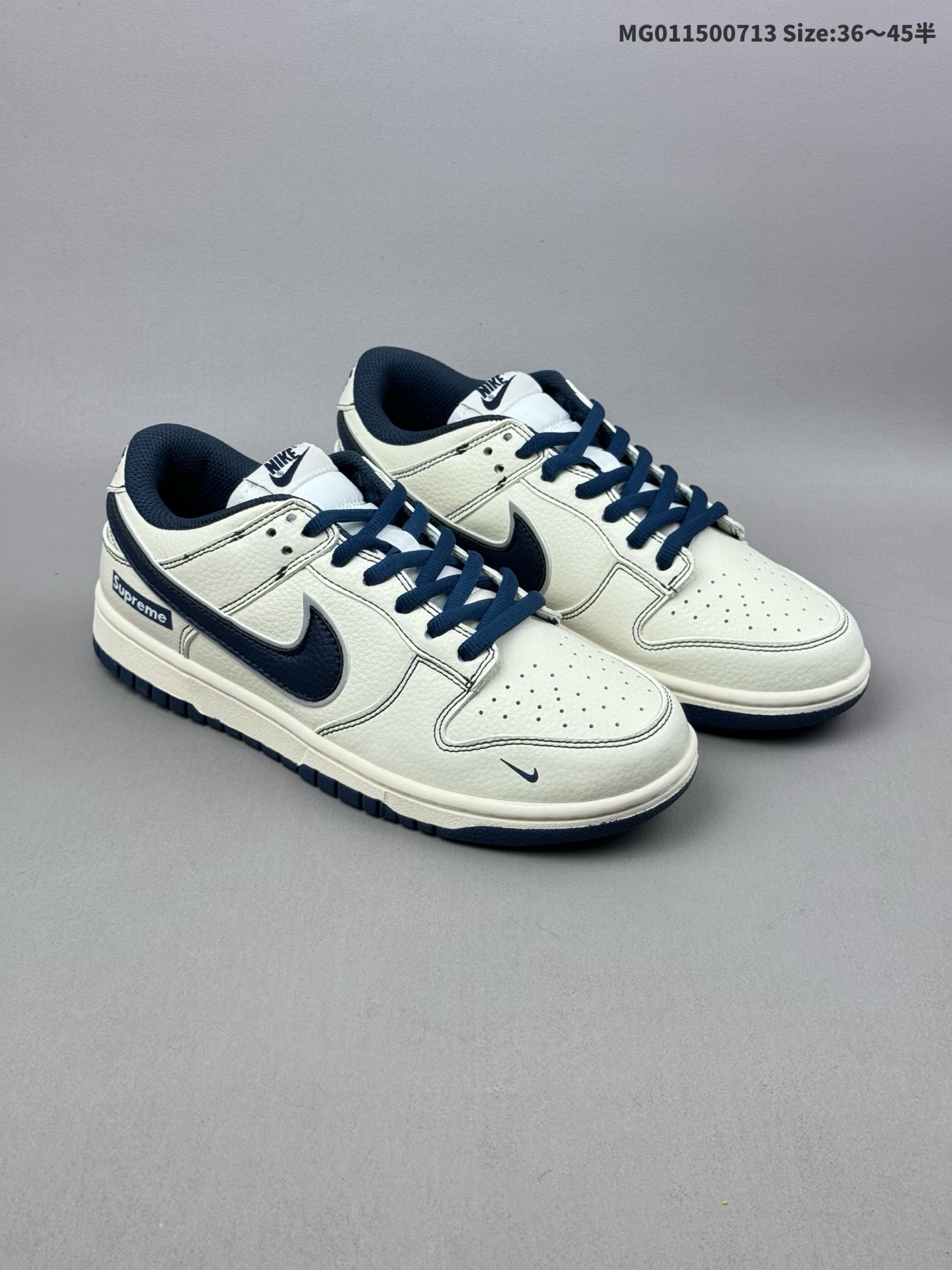 (36-45半) [定制球鞋] Supreme x Nike Dunk SB Low 耐克 SB 低帮 联名白蓝 鞋身整体以白色作为主色调,搭配米白色皮革框架覆盖层,使鞋款十分百搭,鞋身两侧Swoosh Logo采用蓝色点缀并以银色进行描边,鞋舌上以Nike Swoosh Logo呈现,鞋舌是网眼布材料,增强了透气性,整体就是小白鞋设计,鞋头处侧边迷你Nike Swoosbh Logo蓝色点缀,后跟印有Supremme字样,彰显联名身份;最后以白色中底搭配蓝色橡胶外底完善整体设计收尾. 货号:DY1503-005 货号:RM2308-238 ID:MG011500714 半