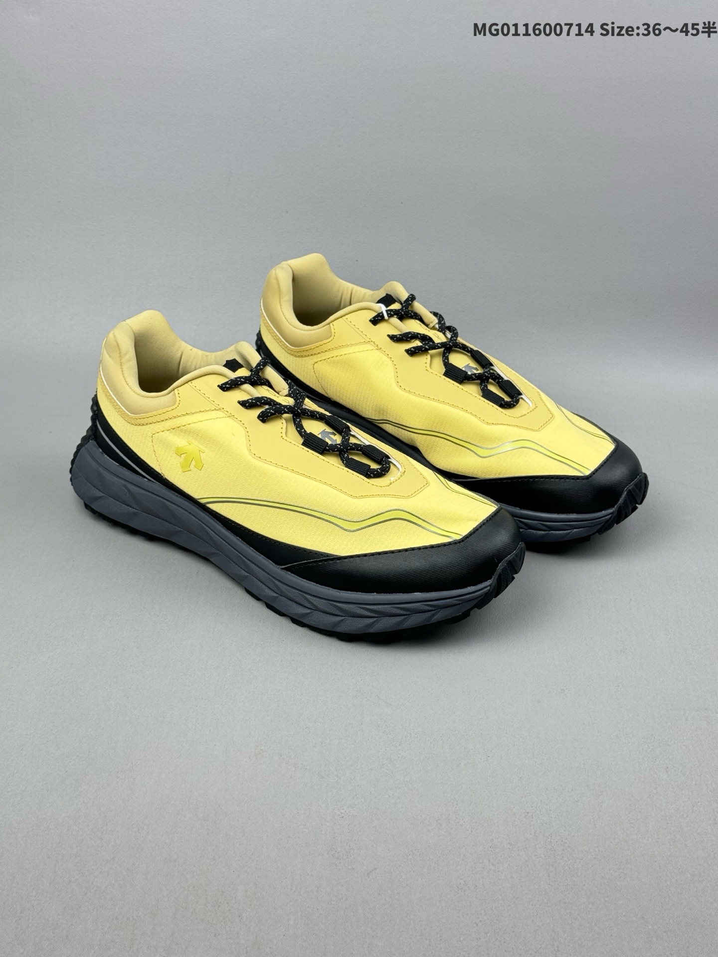 💰160（36-45半） DESCENTE Urban Outdoor 迪桑特 低帮 黄黑色 男女同款 户外机能防滑耐磨低邦生活休闲鞋 运用先进的科技面料和制作工艺，确保产品具备高性能的同时，注重外观设计的时尚感和审美价值，采用防风性能良好的面料，能有效阻挡强风，产品还具备防水功能，通过特殊的涂层或面料结构，该跑鞋运用了迪桑特独特的流体缓震科技，这种科技可能类似于品牌其他产品所采用的Dfluidb应变流科技材料；Carbon-Shellb足弓稳定科技，保障落地稳定性。而当受到快速冲击时，材料会迅速形成一种临时的固体状态，有效吸收和分散冲击力，实现出色的缓震效果；搭配超临界发泡缓震中底，进一步增强了跑鞋的缓震性能。 货号：D5293USN41-YE ID:MG011600714 Size:36～45半